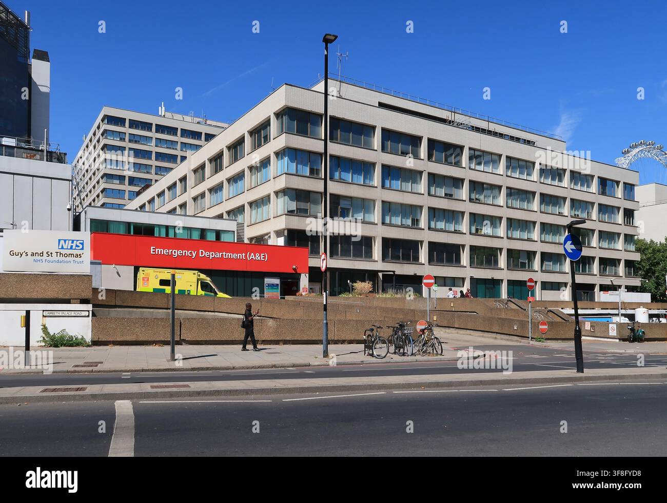 A&E-Eingang zum St Thomas' Hospital, Lambeth Palace Road, London, UK. Großes Londoner Lehrkrankenhaus, Teil des Guys & St Thomas' Foundation Trust. Stockfoto