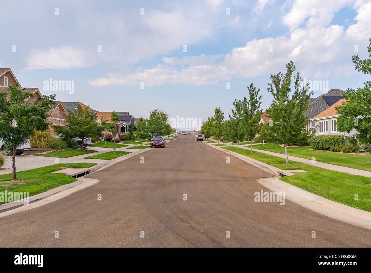 Superior, CO, USA – 6. September 2025: Häuser in einer oberen Mittelklasse-Vorstadt-HOA-Siedlung. Stockfoto