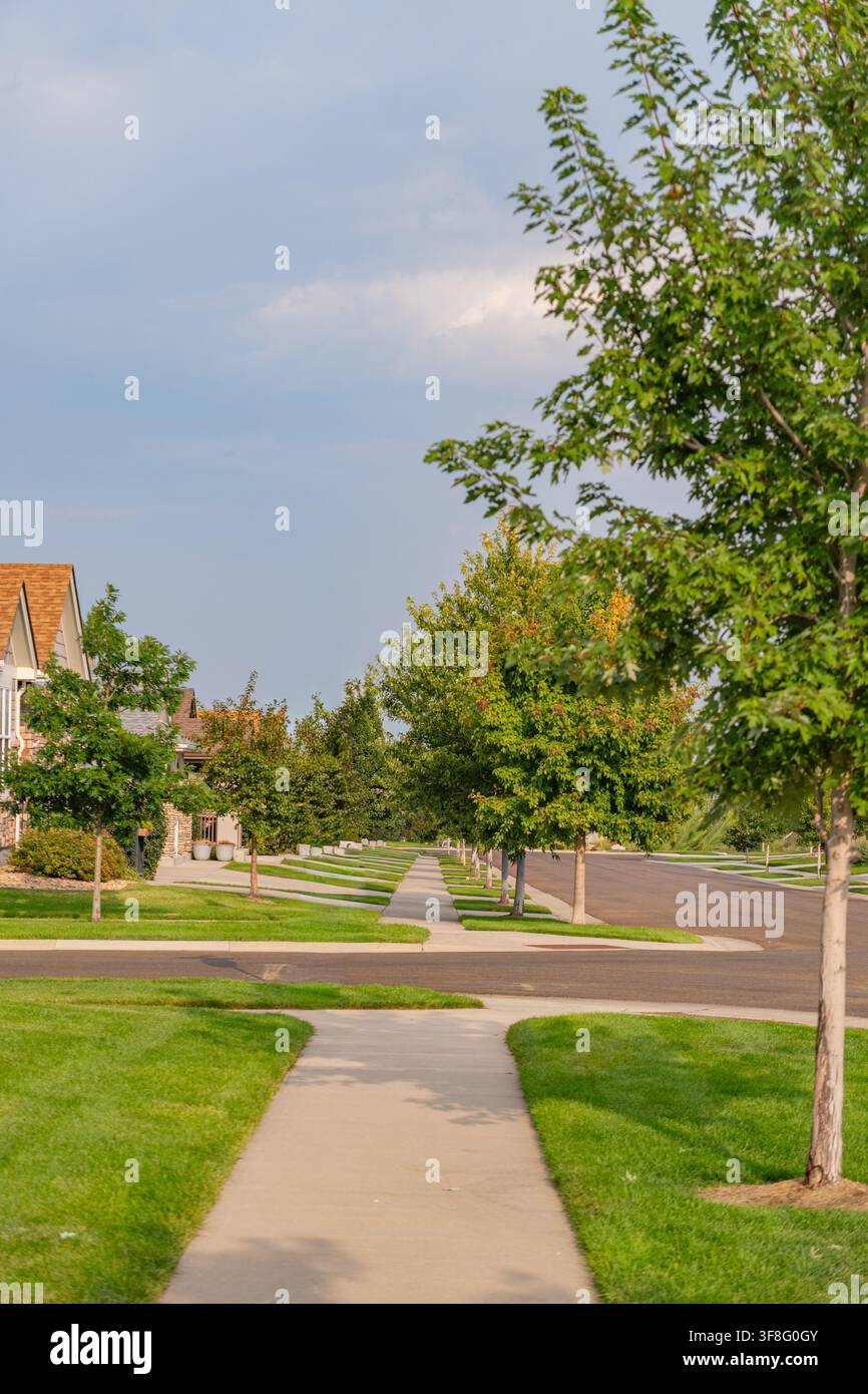 Superior, CO, USA – 6. September 2025: Häuser in einer oberen Mittelklasse-Vorstadt-HOA-Siedlung. Stockfoto