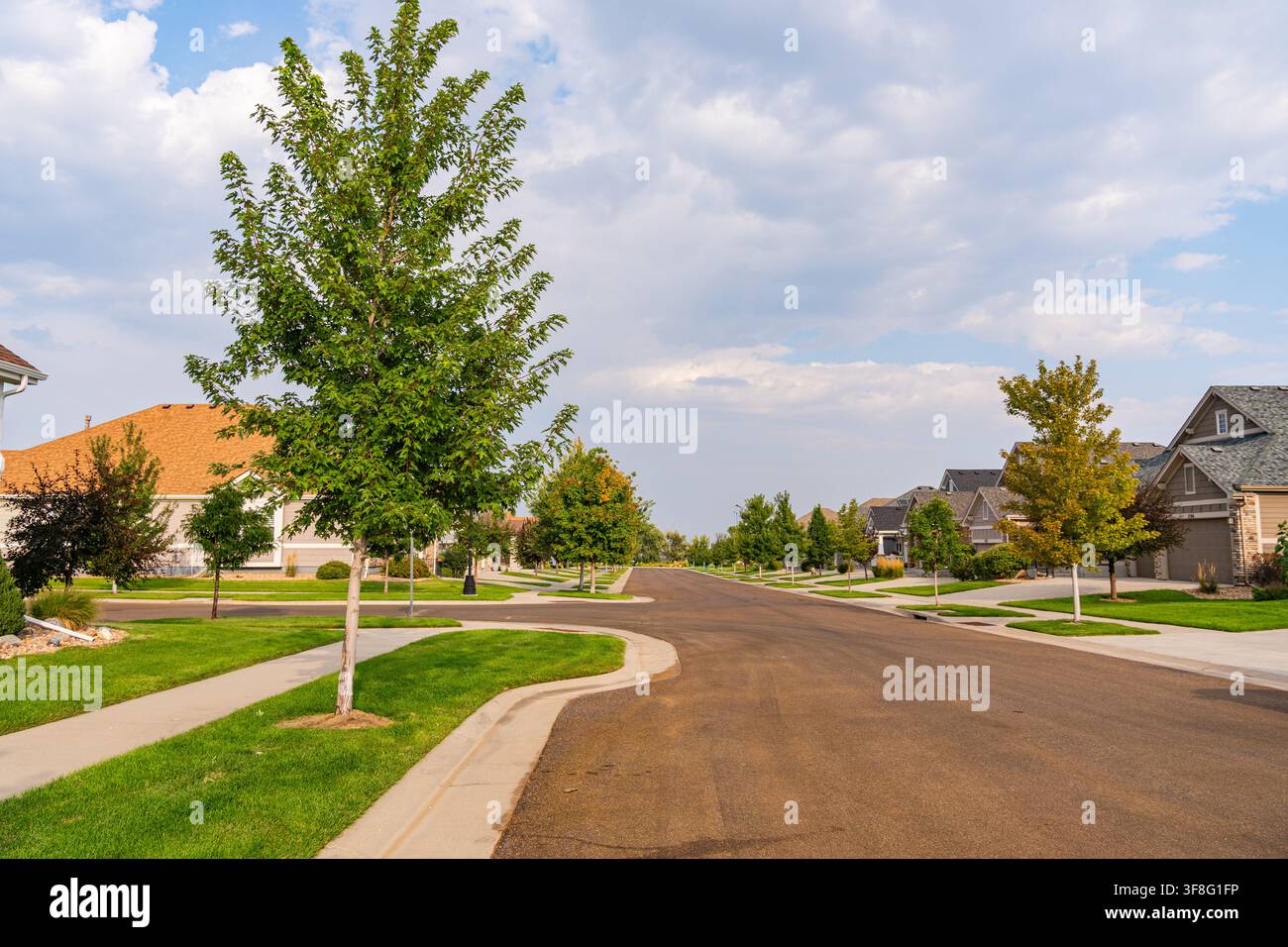 Superior, CO, USA – 6. September 2025: Häuser in einer oberen Mittelklasse-Vorstadt-HOA-Siedlung. Stockfoto