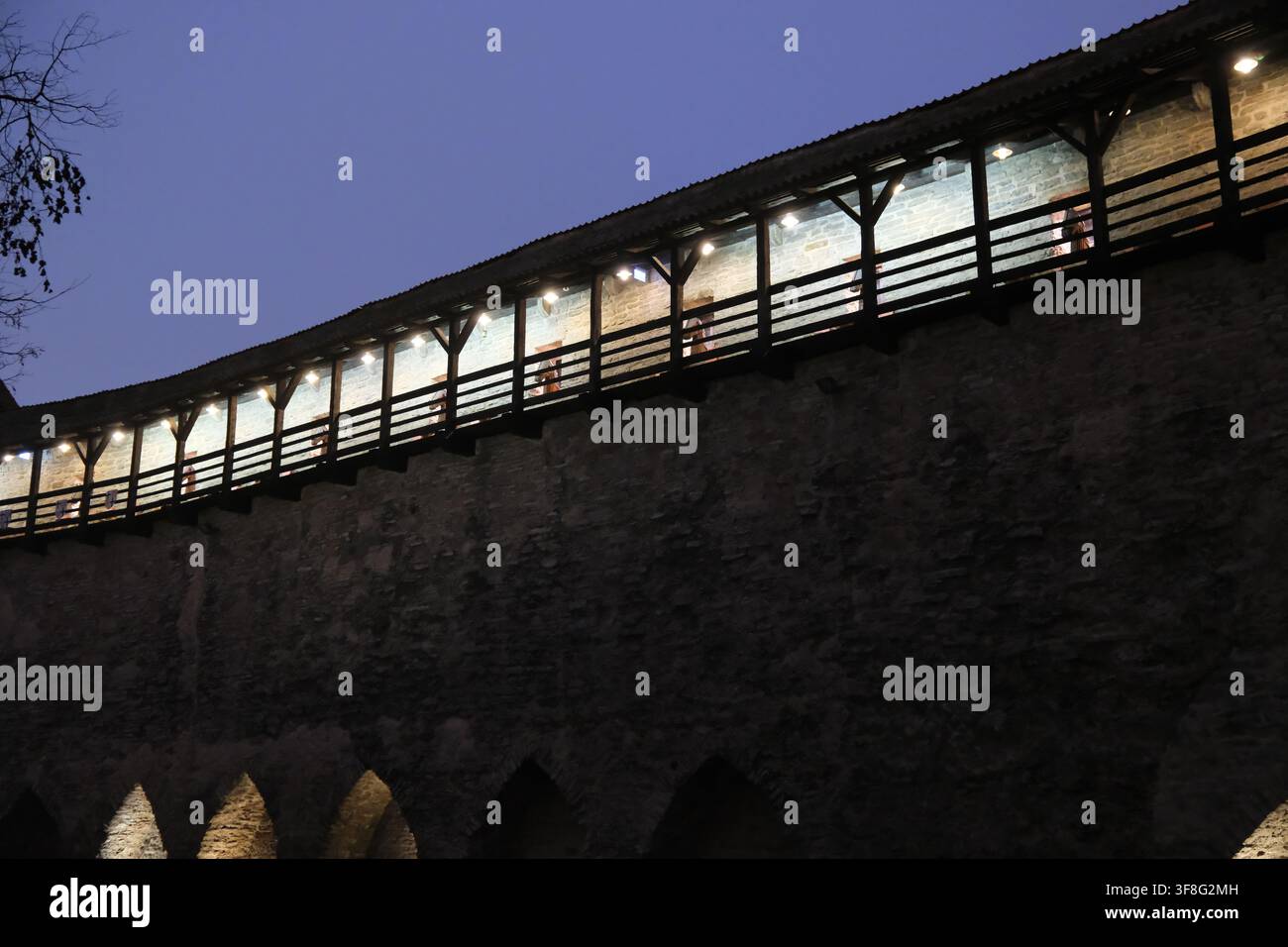 Niedrigwinkel-Ansicht bei Dämmerung des hölzernen Stegs oben auf der Stadtmauer von Tallinn Stockfoto