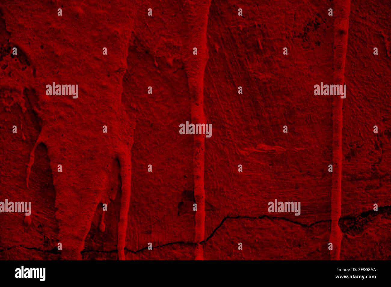 Digitale abstrakte Textur einer alten Wand, tiefrote Oberfläche mit vertikalen Streifen und rauen Rissen, intensiver Grunge-Hintergrund Stockfoto