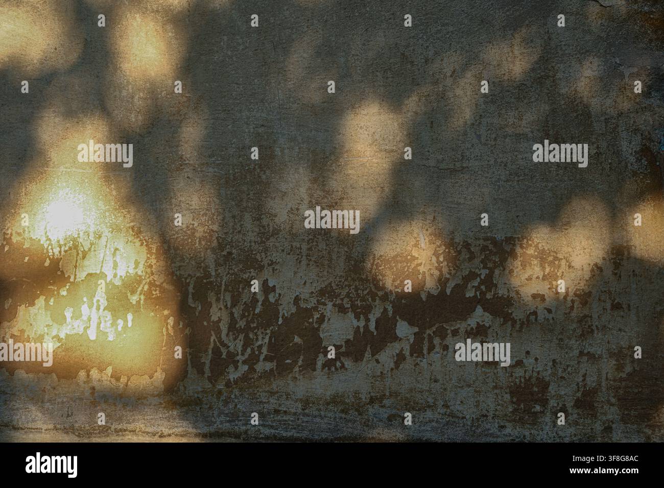 Dunkle verwitterte Wandtextur mit warmem diffuses Licht und organischen Schattenmustern, die einen stimmungsvollen abstrakten Hintergrund für Design, Innenarchitektur und Kreativität schaffen Stockfoto