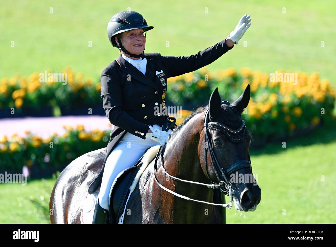 Aachen, Deutschland. 12. Aug., 2026. Pferdesport: Weltmeisterschaften, Dressur, Grand Prix Team Final. Die deutsche Dressurreiterin Isabell Werth auf Wendy de Fontaine winkt. Credit: Uwe Anspach/dpa/Alamy Live News Stockfoto