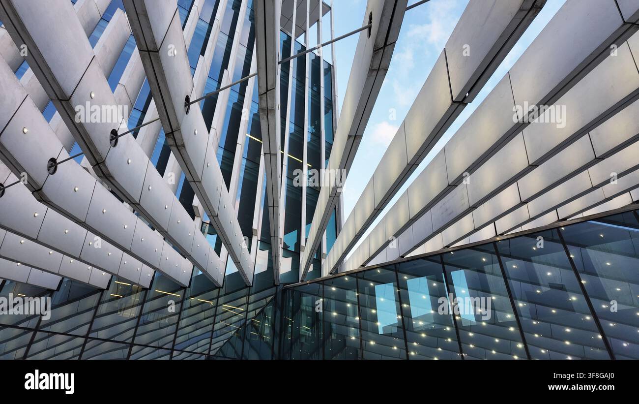 Zeitgenössische Bürogebäudefassade aus Glas und Stahl mit starker linearer Perspektive im Geschäftsviertel von Lissabon. Stockfoto