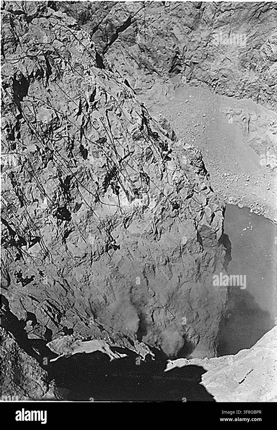 Höhenarbeiter bei der Arbeit an den Arizona-Einlasstürmen während des Baus des Hoover-Damms, Boulder City, Nevada, am 15. August 1932. Stockfoto