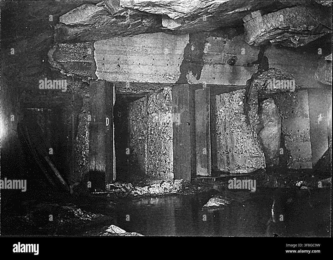 Der Pathfinder-Damm, Teil des North Platte-Projekts in Wyoming und Nebraska, zeigt Schäden, die durch Wasser unter den Hochdrucktoren im Pathfinder-Tunnel verursacht wurden, gesehen von stromaufwärts, in einer Fotografie aus dem Jahr 1909. Stockfoto