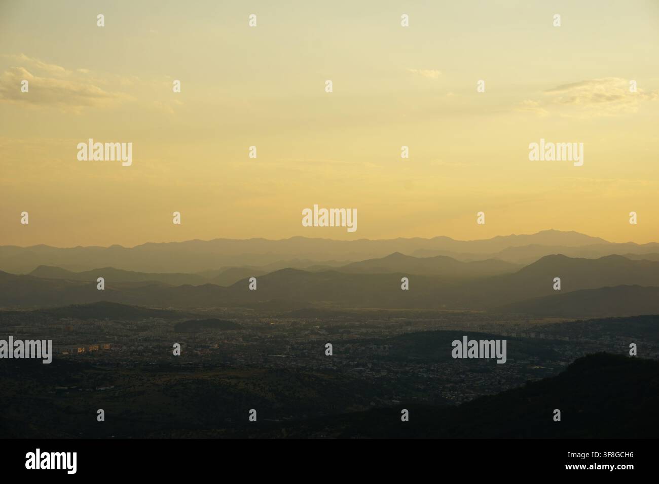 Podgorica (Hauptstadt Podgorica), Montenegro: Panorama von Podgorica aus gesehen vom Aussichtspunkt Podgorica Stockfoto