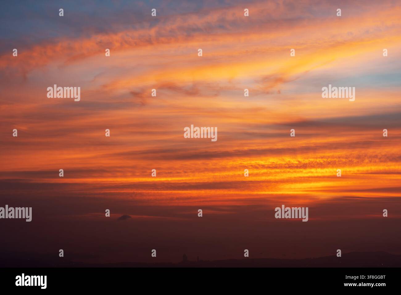 Dramatischer Sonnenuntergangshintergrund in Kota Kinabalu Sabah Borneo Stockfoto