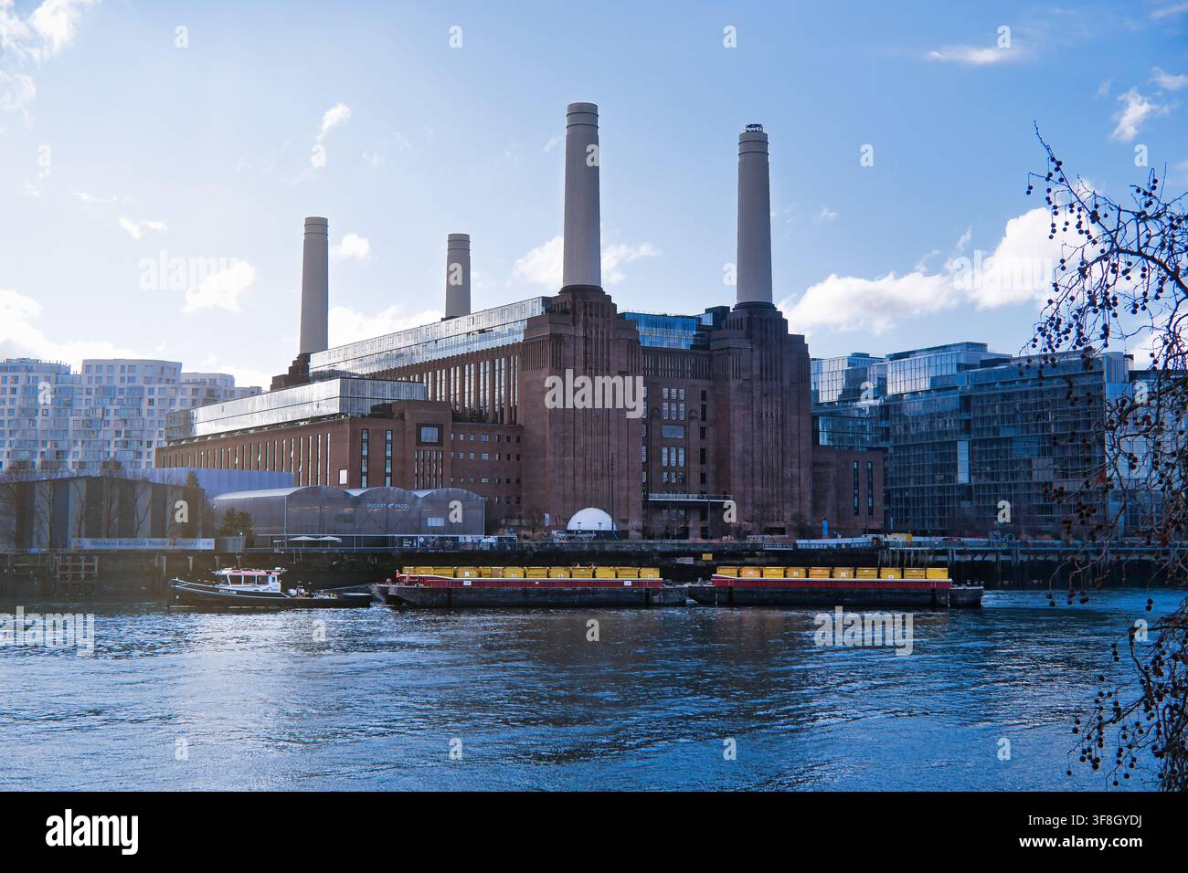 Ein Schlepper der Port of London Authority liefert Fracht in zwei großen Butty-Barken zu einer Baustelle an der South Bank in London, direkt neben dem Wahrzeichen Stockfoto
