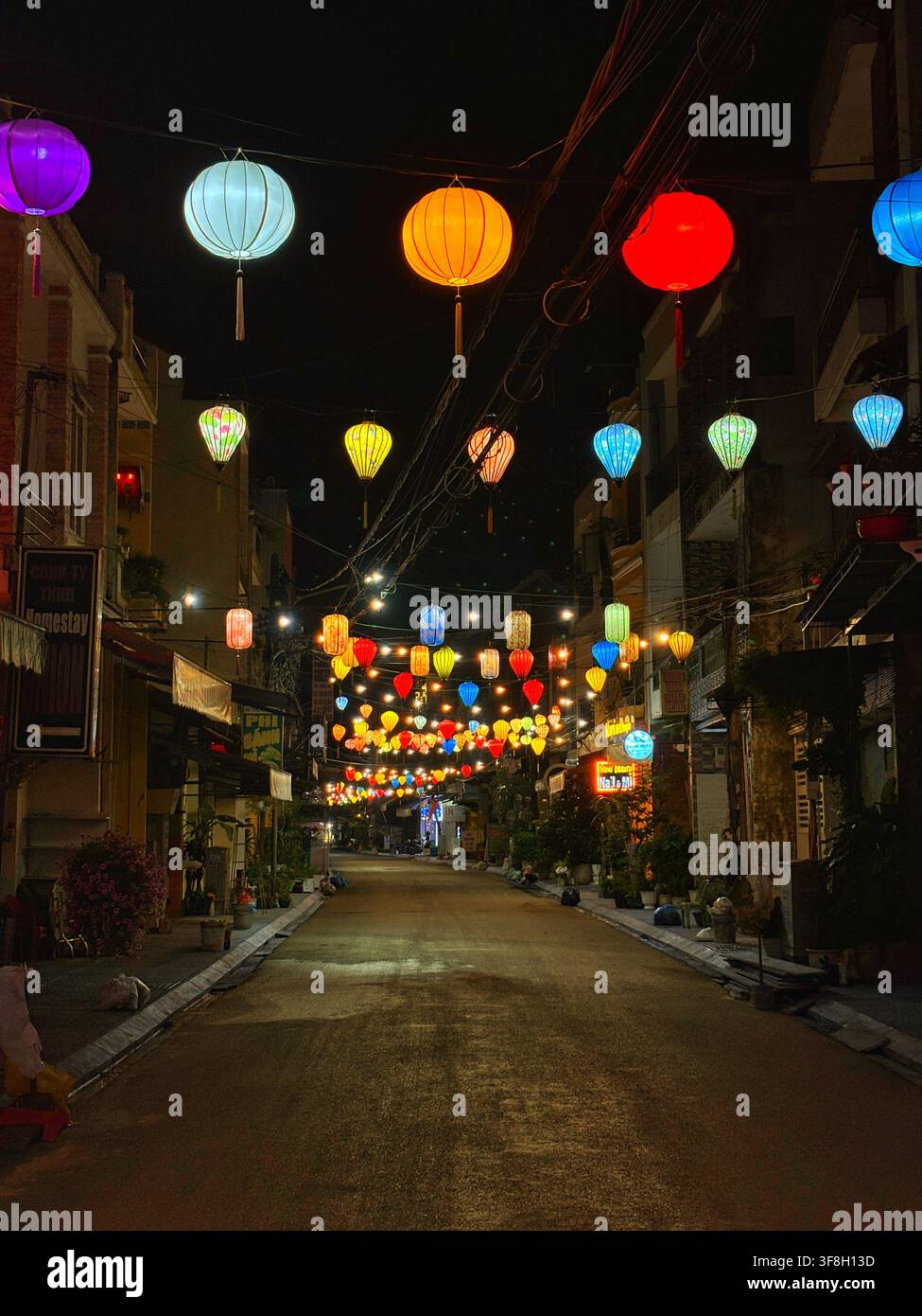 Thai Phien Straße in Hội An, Vietnam, fotografiert am 5. April 2026. Die lebhafte Nachtszene leuchtet mit Laternen, Straßencafés und warmem Licht. Stockfoto