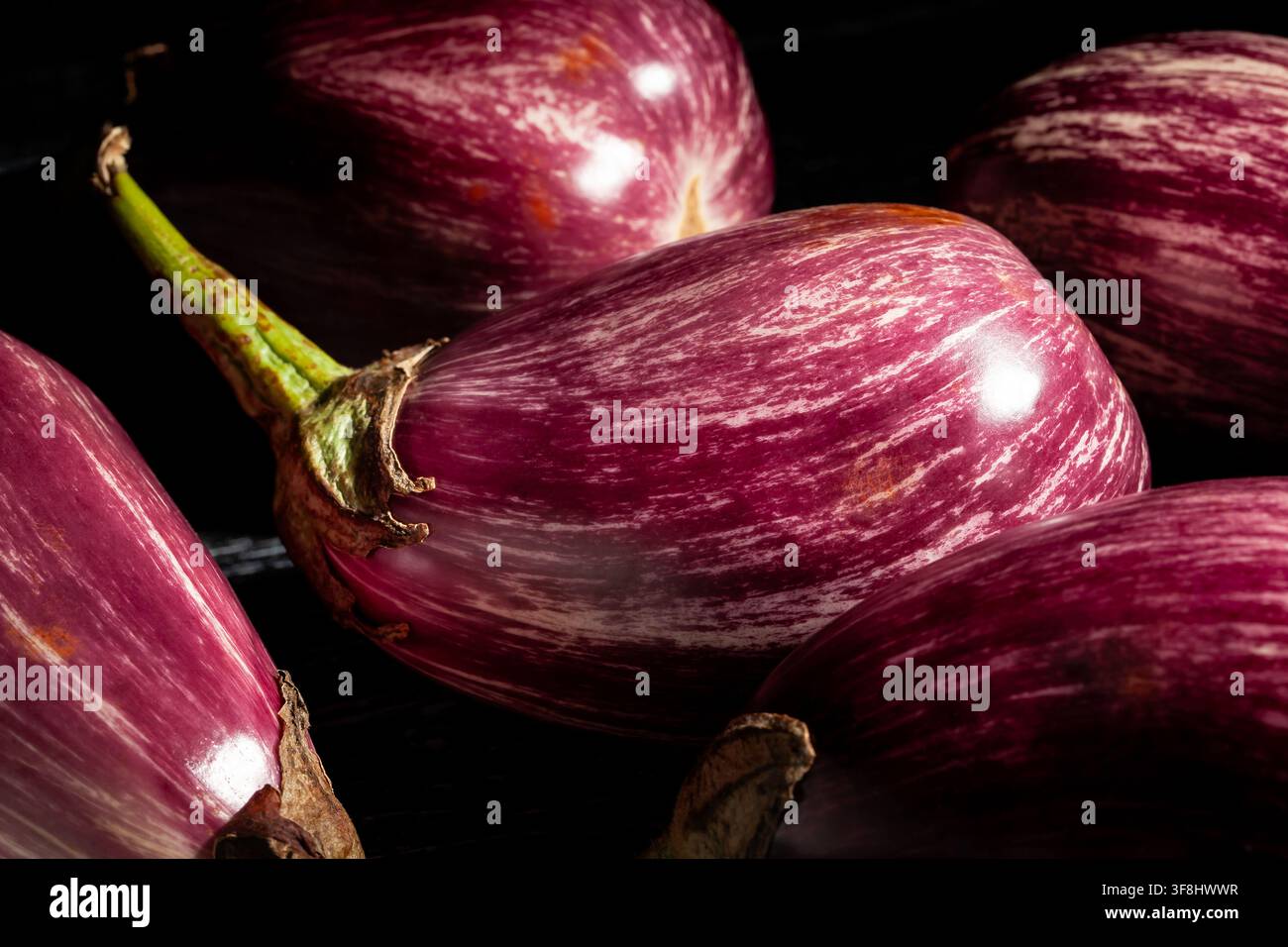 Juwelen-Marmor-Aubergine auf schwarzem Holz-Hintergrund Stockfoto