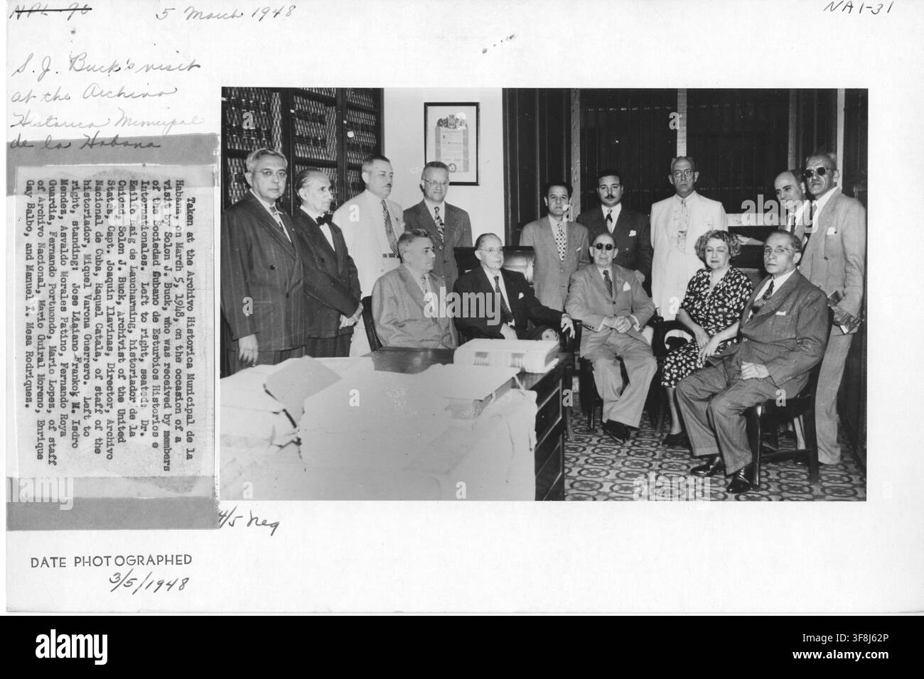 Solon J. Buck, Archivar der Vereinigten Staaten, besucht das Archivo Historica Municipal de la Habana, wo er von Mitgliedern der Sociedad Cubano de Estudios Historicos e Internacionales empfangen wird, darunter Dr. Emilio Raig de Laucharming, Historiador de la Ciudad, und Captain Joaquin Ilavinas, Direktor des Archivo Nacional de Cuba, am 5. März 1948. Stockfoto