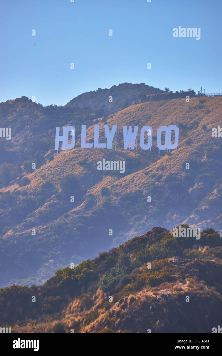 Hollywood-Schild auf dem Hügel von Griffith Park unter klarem blauem Himmel in Los Angeles Stockfoto