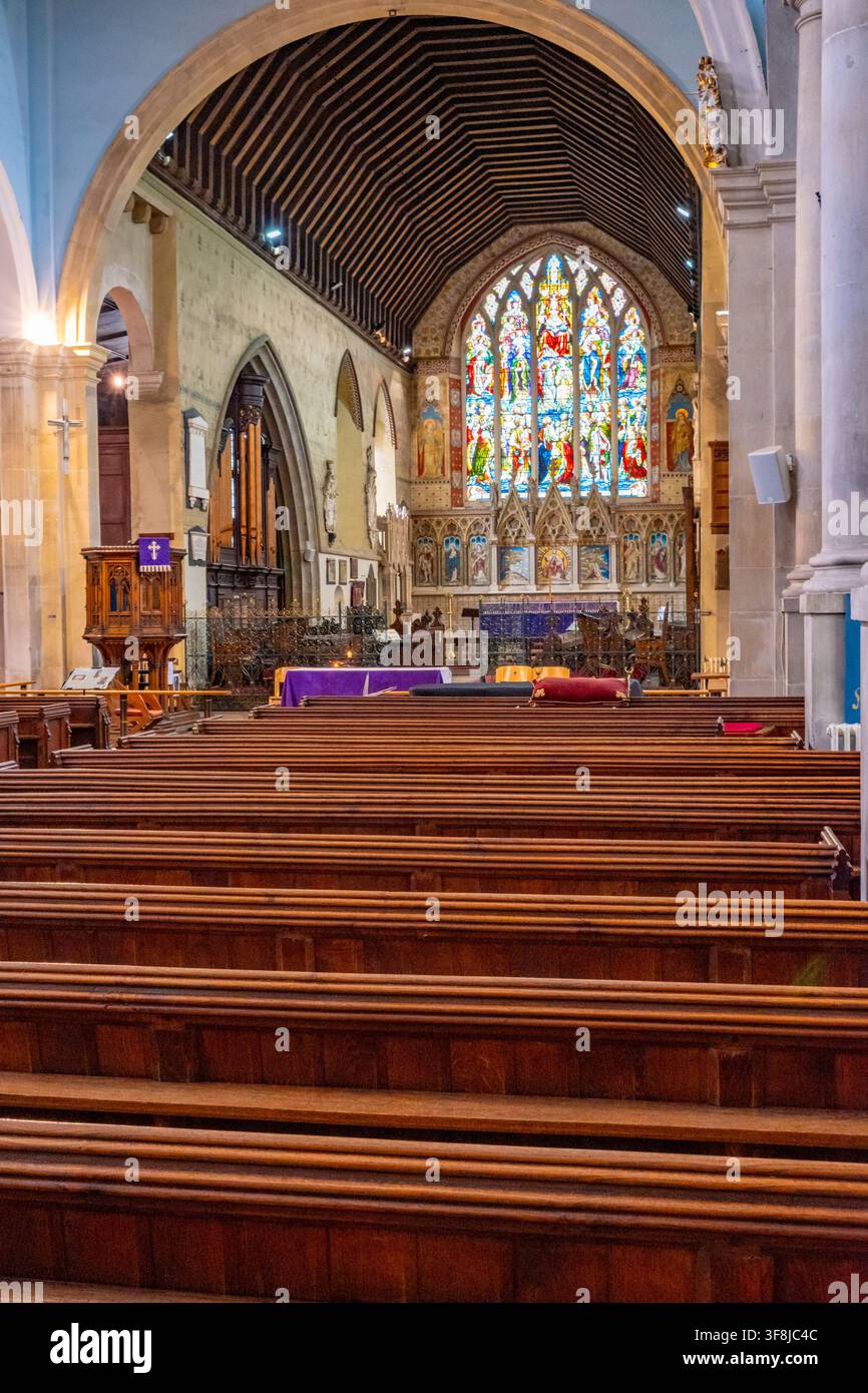 Inneres der St. Maria von der Nächstenliebe Kirche, Pfarrkirche Faversah Kent Stockfoto