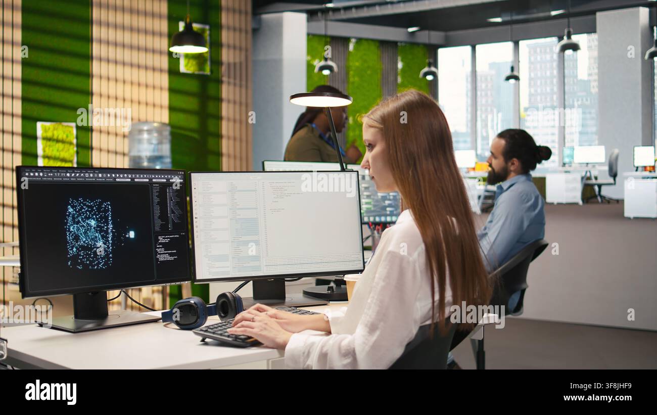 IT-Profi für Startup-Büros mit KI LLM Chatbot zur Optimierung der Systemleistung. Computerwissenschaftler verwenden künstliche Intelligenz, um Arbeitsabläufe zu automatisieren, Kamera A Stockfoto