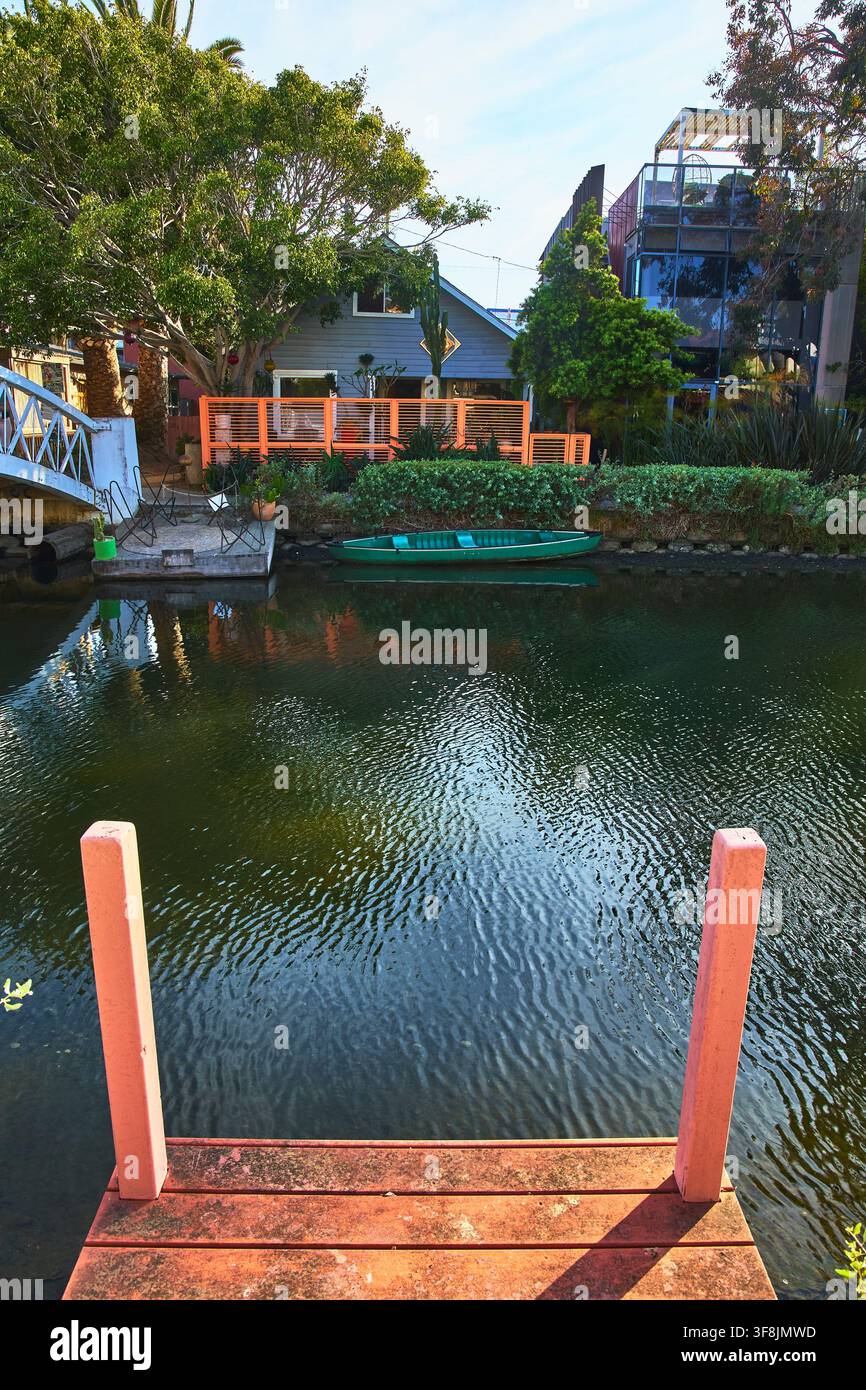 Venedig-Kanal-Dock-Kajak und Uferwohnhaus in Los Angeles, Kalifornien Stockfoto