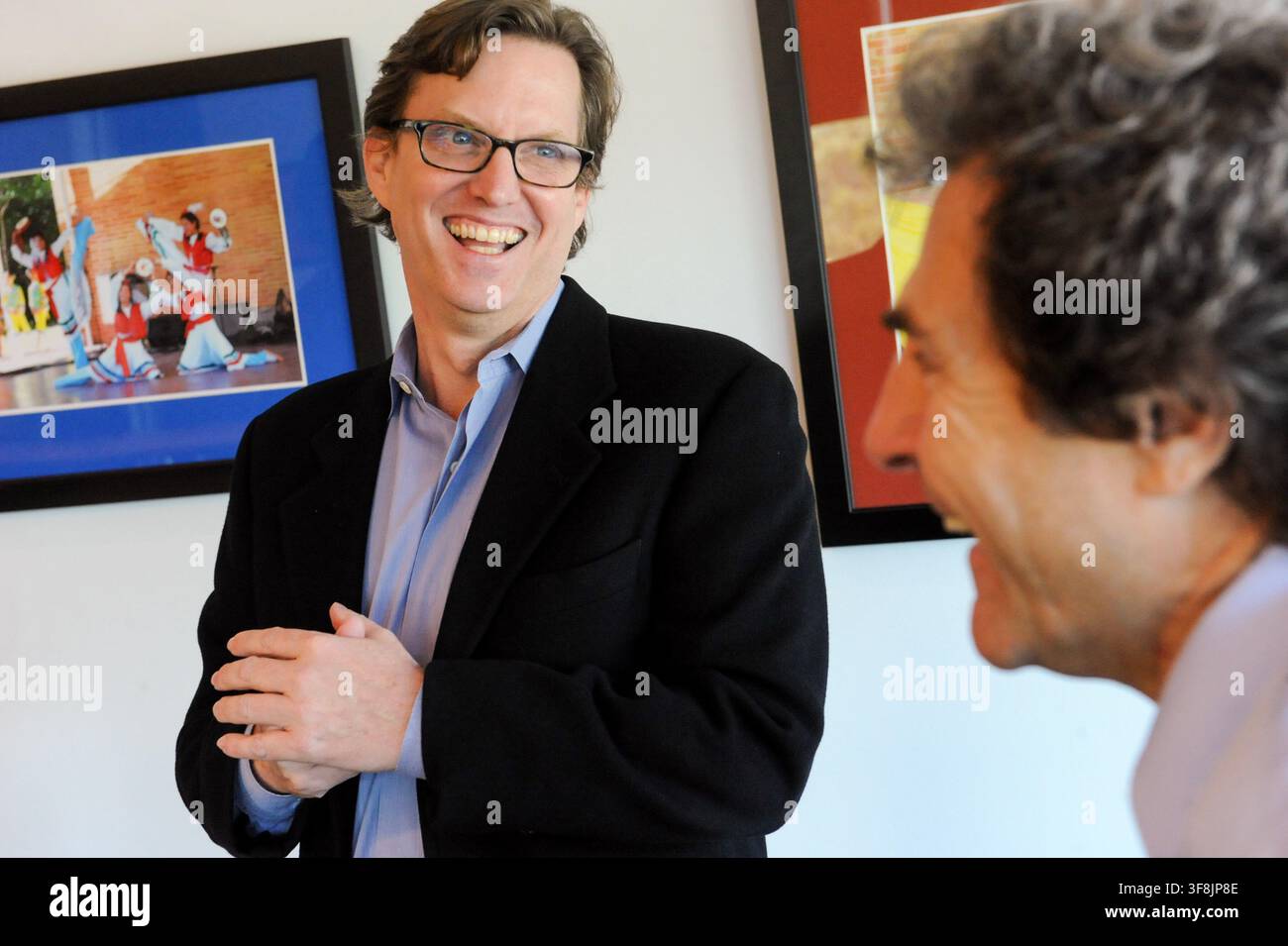 MindPops Brent Hasty (Mitte) & Kunstlehrer Eric Booth, Austin, Texas, 8. Oktober 2012. (Foto von John Anderson/The Austin Chronicle) Stockfoto