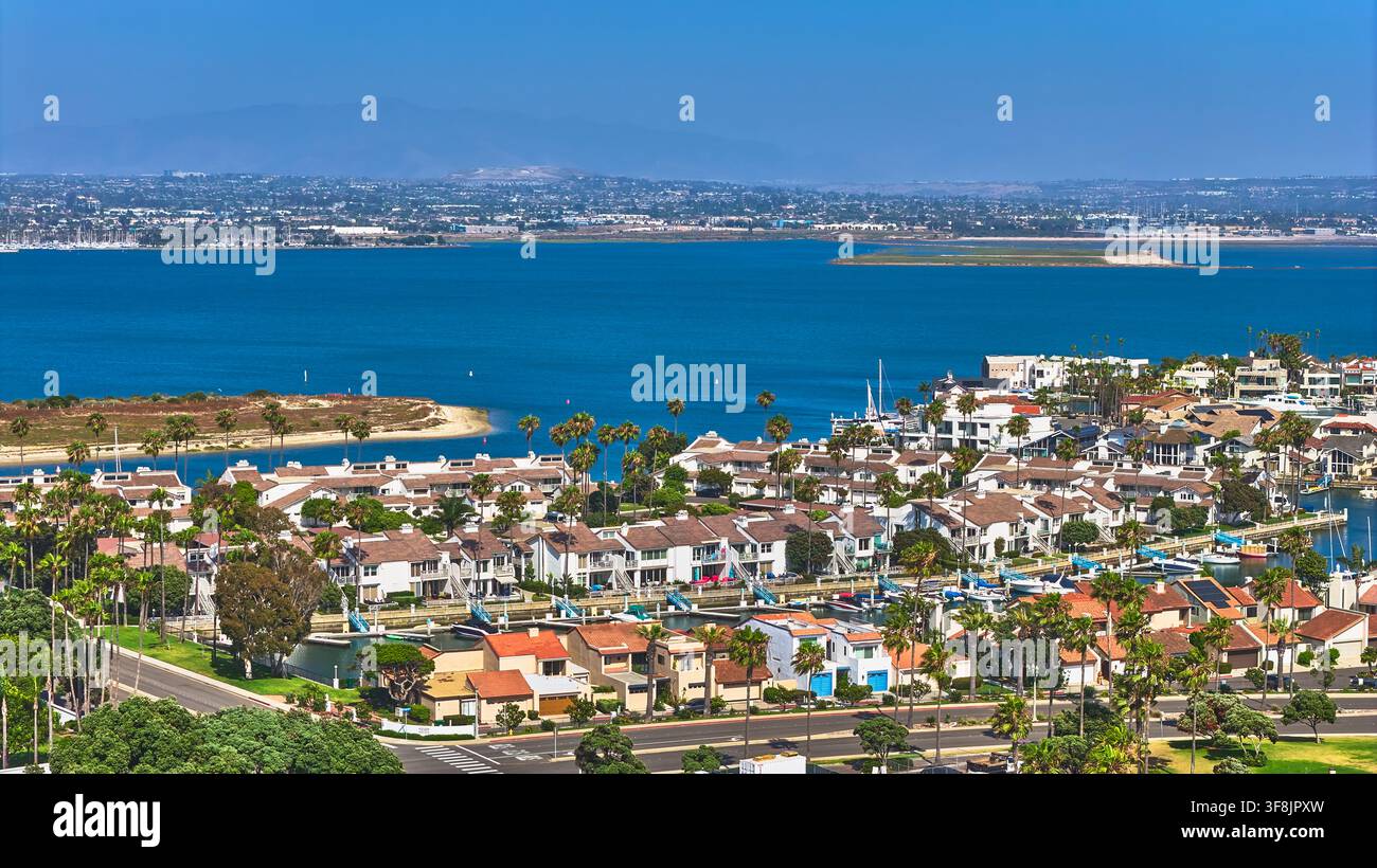 Luftaufnahme der Wasserfront-Gemeinschaft San Diego Bay Küstenhäuser und Marina Kalifornien Stockfoto