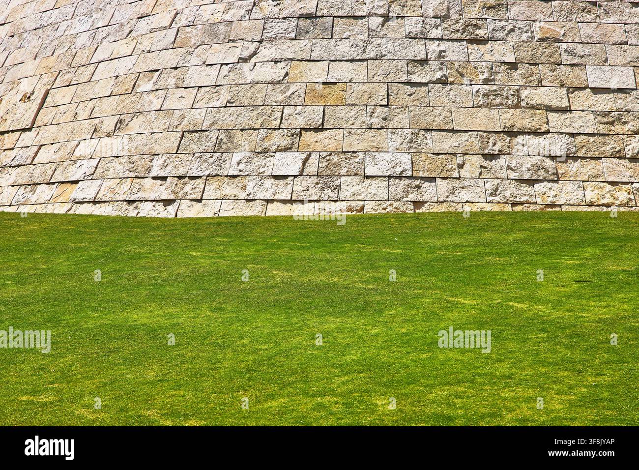 Moderne Steinmauer und grüner Rasen im Getty Center in Los Angeles Stockfoto
