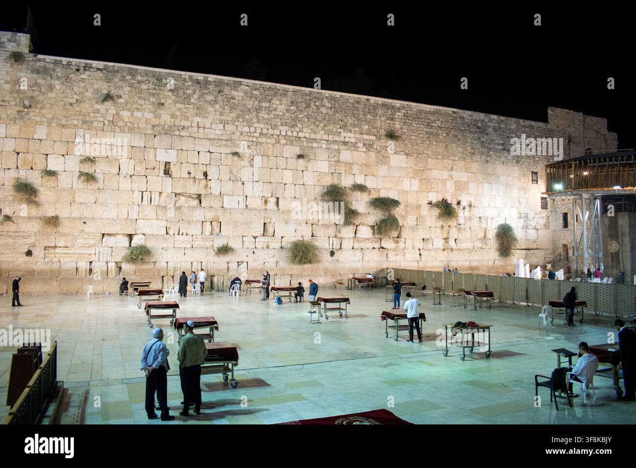 Jerusalem, Israel - 20. Oktober 2017: Gläubige versammeln sich zum Beten an der Westmauer in Jerusalem nach Einbruch der Dunkelheit. Stockfoto