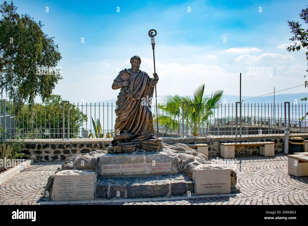 Galiläisches Meer, Israel - 22. Oktober 2017: Eine Bronzestatue des heiligen Petrus mit einem Stab steht auf einem beschrifteten Sockel neben dem Galiläischen Meer. Stockfoto