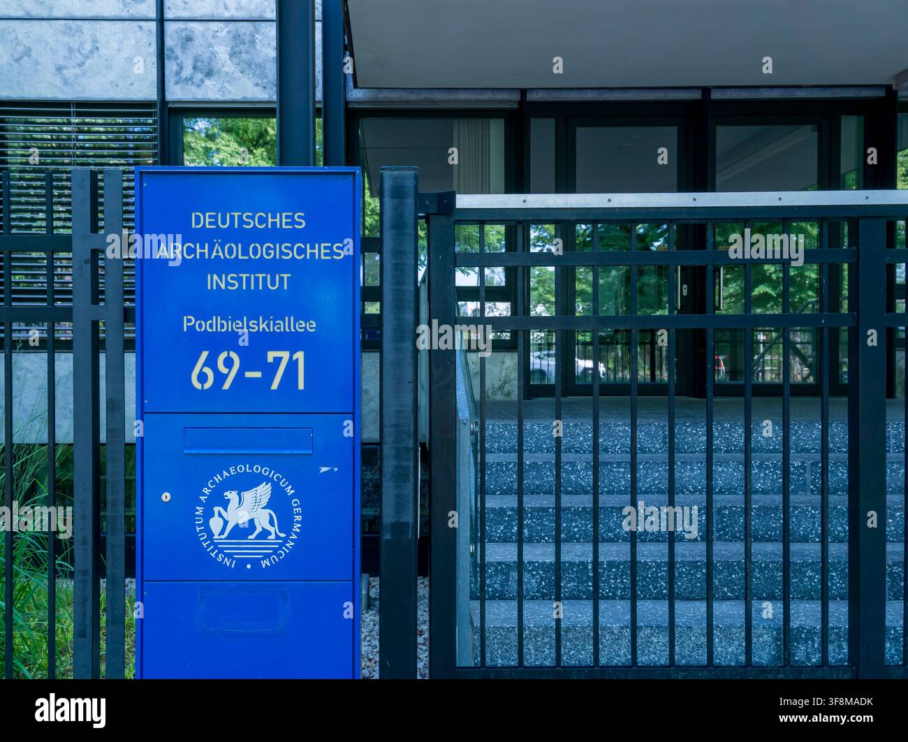 Eingang und Schild des Deutschen Archäologischen Instituts (Deutsches Archäologisches Institut, DAI) in der Podbielskiallee 69–71 in Berlin-Dahlem. Stockfoto