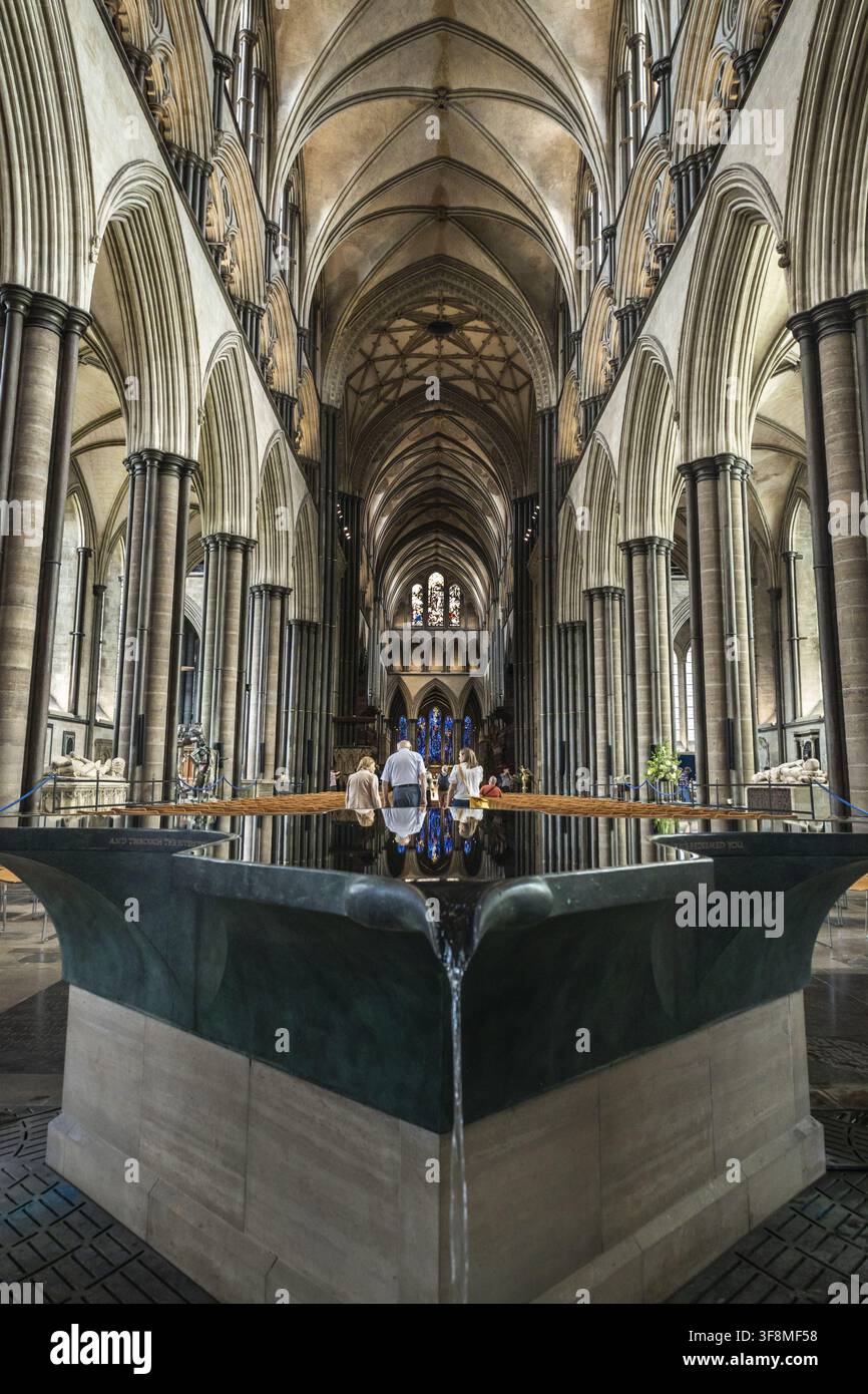Salisbury, England, Vereinigtes Königreich - 23. Juli 2026: Blick auf das Innere der Salisbury Cathedral mit dem Taufbecken und reflektierendem Wasser und Stockfoto
