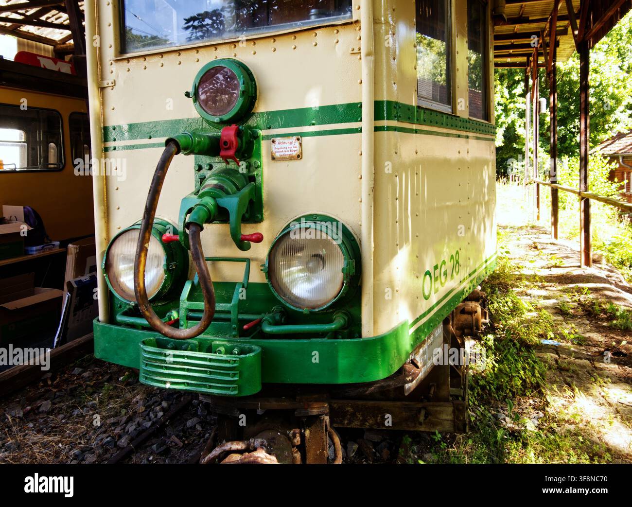 Hannover, Deutschland, 9. August 2026, historische elektrische Straßenbahn OEG 28 steht auf den Gleisen und zeigt alte öffentliche Verkehrsmittel und Vintage-Design Stockfoto
