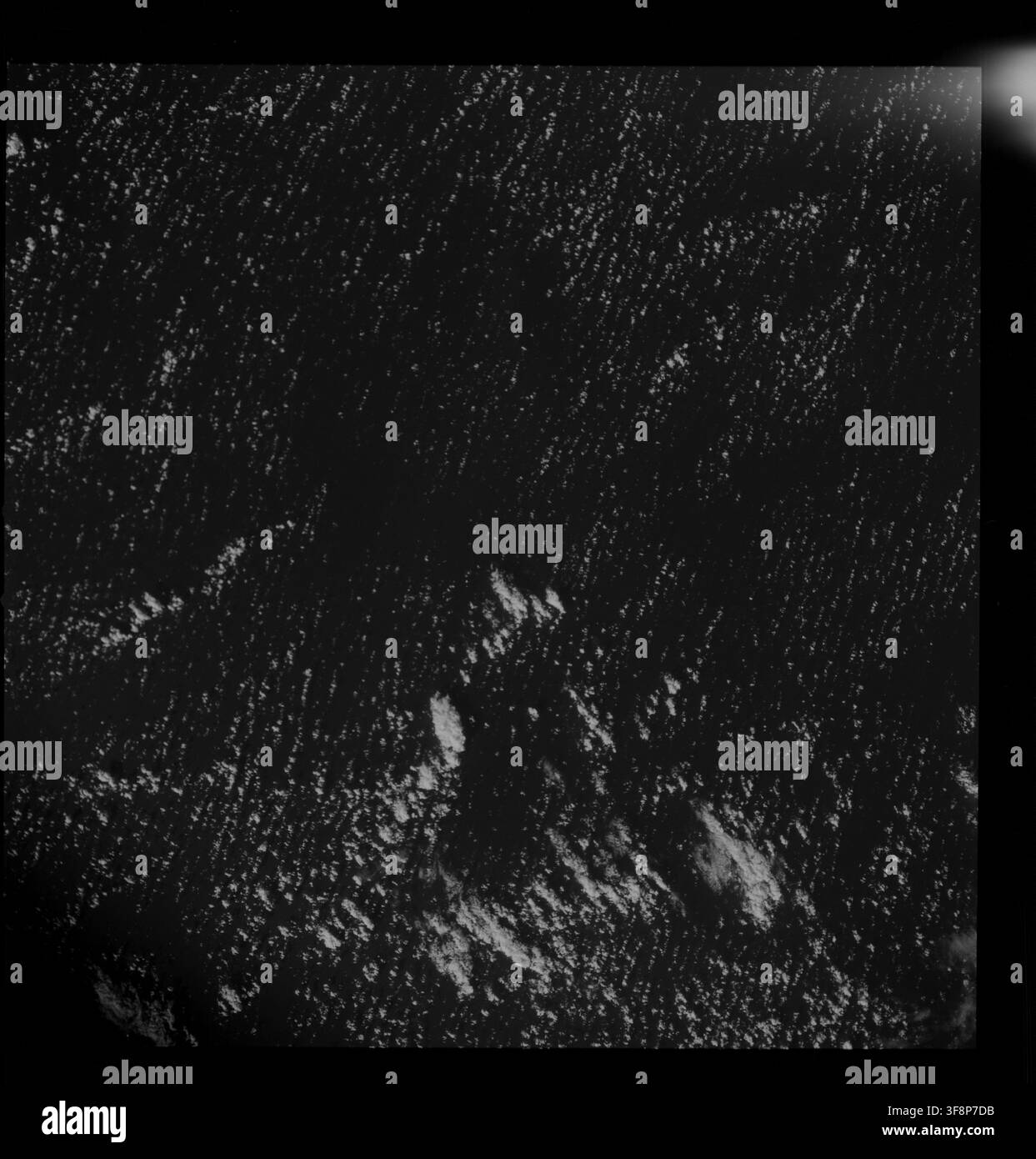 Die Mündung des Amazonas in Südamerika, aufgenommen von der Apollo-9-Besatzung im Rahmen des NASA S0-65 Experiments „Multispektrale Geländeaufnahme“, mit Fokus auf Wolken, Ozean und Gelände in drei unterschiedlichen Spektralbändern, unter Verwendung einer Hasselblad-Kamera mit B/W SO-246-Film und panchromatischem Wratten 25A-Filter. Stockfoto
