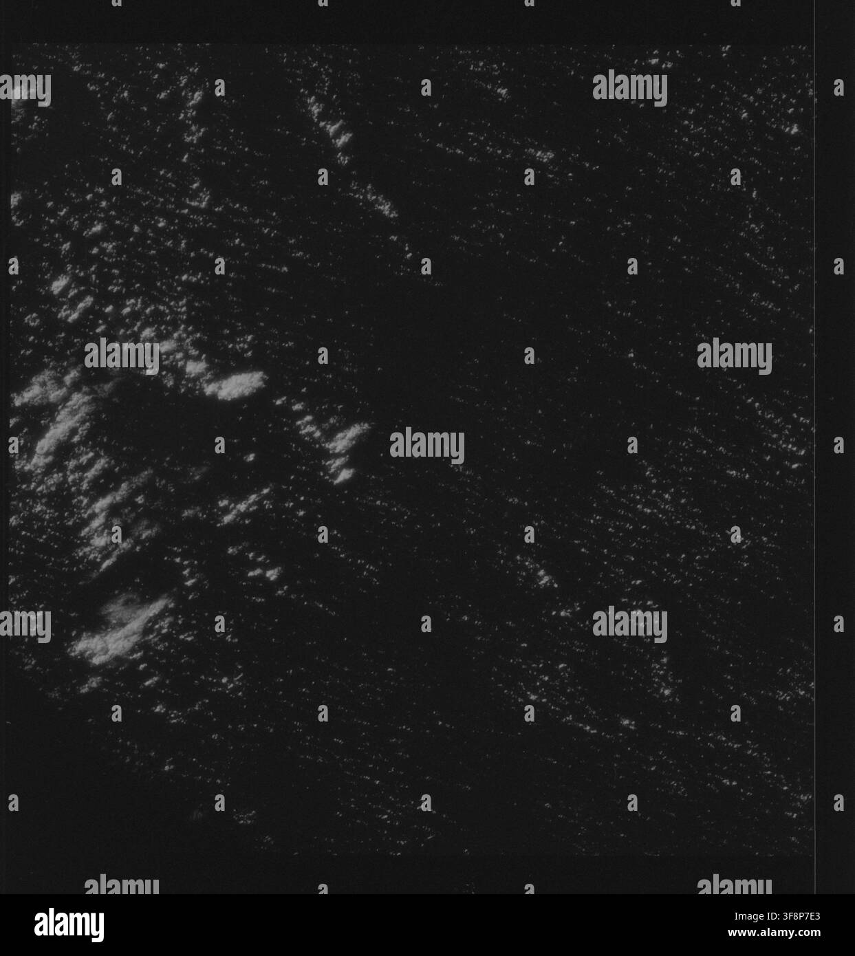 Die Mündung des Amazonas in Südamerika, von der Apollo-9-Besatzung als Teil des NASA S0-65 Experiments „Multispektrale Geländefotografie“, mit einem Breitengrad von 0,20 S und einem Längengrad von 46,00 W, in einer Höhe von 112 Meilen und einer Wolkendecke von 10 %, mit einer Hasselblad-Kamera mit dünner Basis B/W 3400 Film und Infrarot-Wratten 89B-Filter. Stockfoto