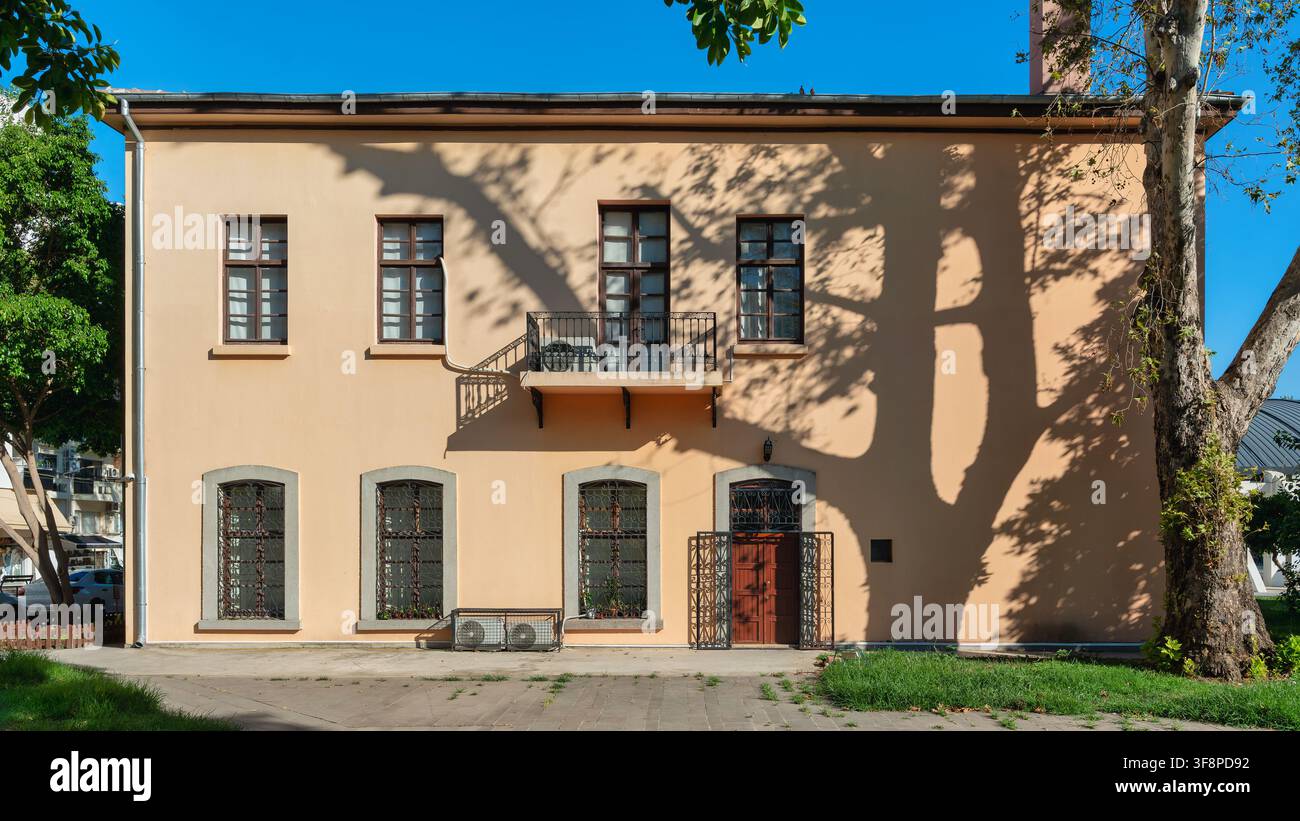 Außenansicht des historischen Atatürk-Hauses in Antalya, Türkei, mit einem hellorangen zweistöckigen Gebäude mit einem kleinen Balkon und kunstvollem Eisengitter Stockfoto