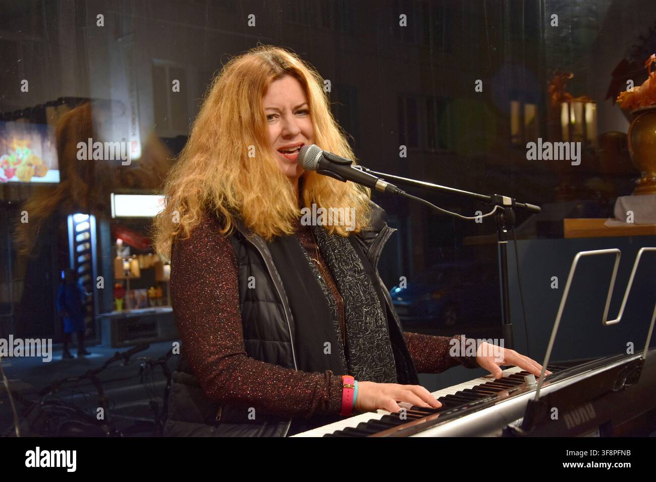 Live-Auftritt von Musikerin Iris Lamouyette bei einem gemütlichen Hutkonzert im Unverpacktladen "Zollstock unverpackt" in Köln. Stockfoto