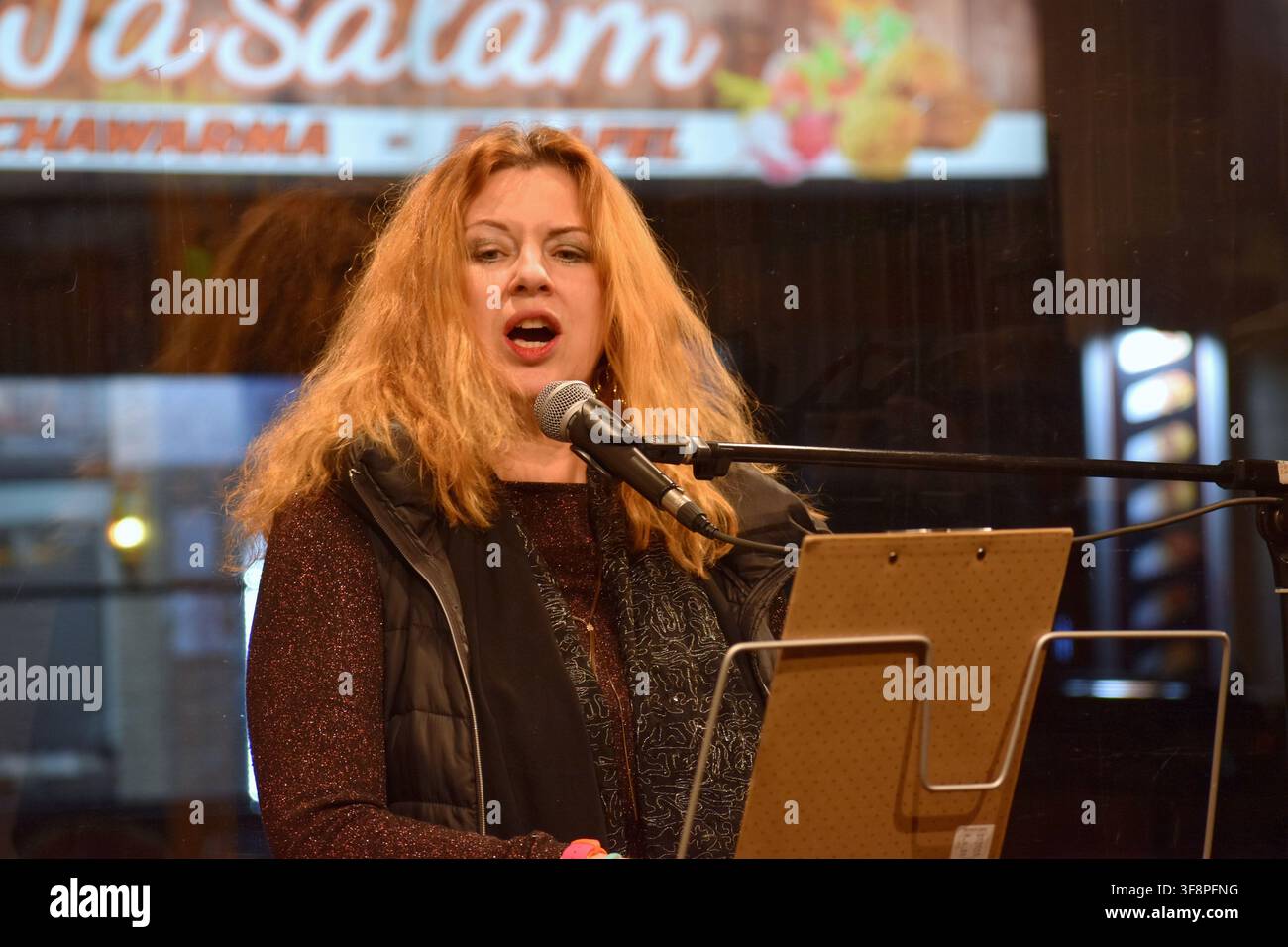 Live-Auftritt von Musikerin Iris Lamouyette bei einem gemütlichen Hutkonzert im Unverpacktladen "Zollstock unverpackt" in Köln. Stockfoto