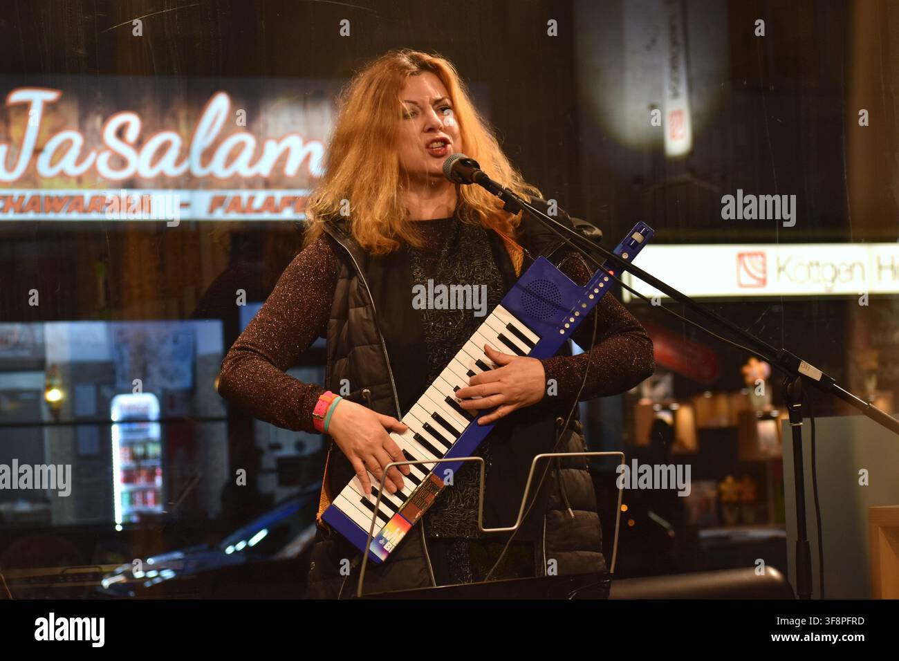 Live-Auftritt von Musikerin Iris Lamouyette bei einem gemütlichen Hutkonzert im Unverpacktladen "Zollstock unverpackt" in Köln. Stockfoto