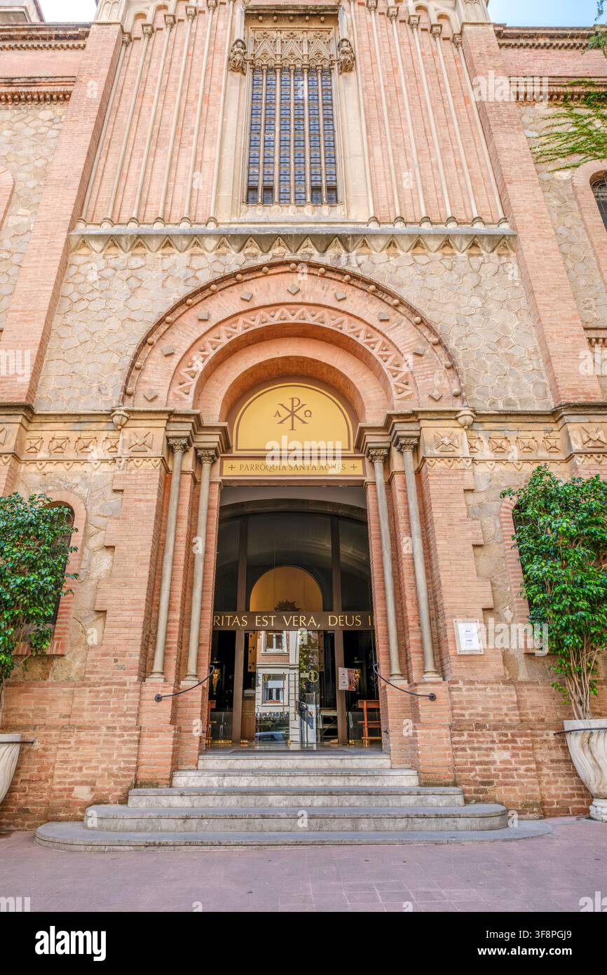 Barcelona - Spanien - 14. Juli 2026: Eingangsfassade und Torbogen der Kirche Santa Agnes, Barcelona, neoromanische Backsteinarchitektur, dekoratives Portal Stockfoto
