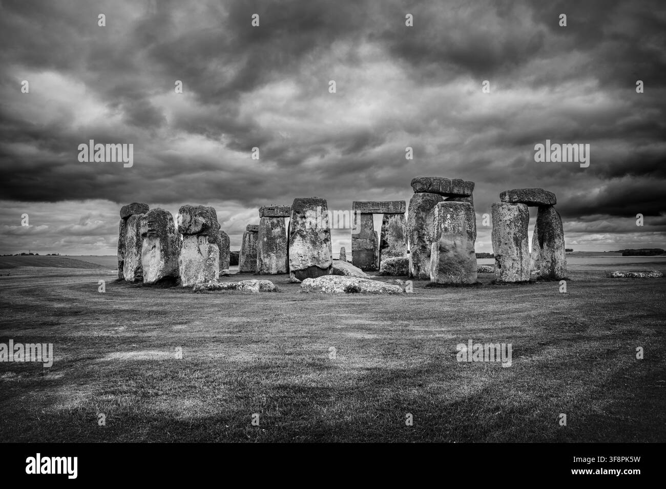 Schwarz-Weiß des Steinkreises von Stonehenge unter dramatischem Himmel, Amesbury, Wiltshire, England, UK, Europa. Stockfoto