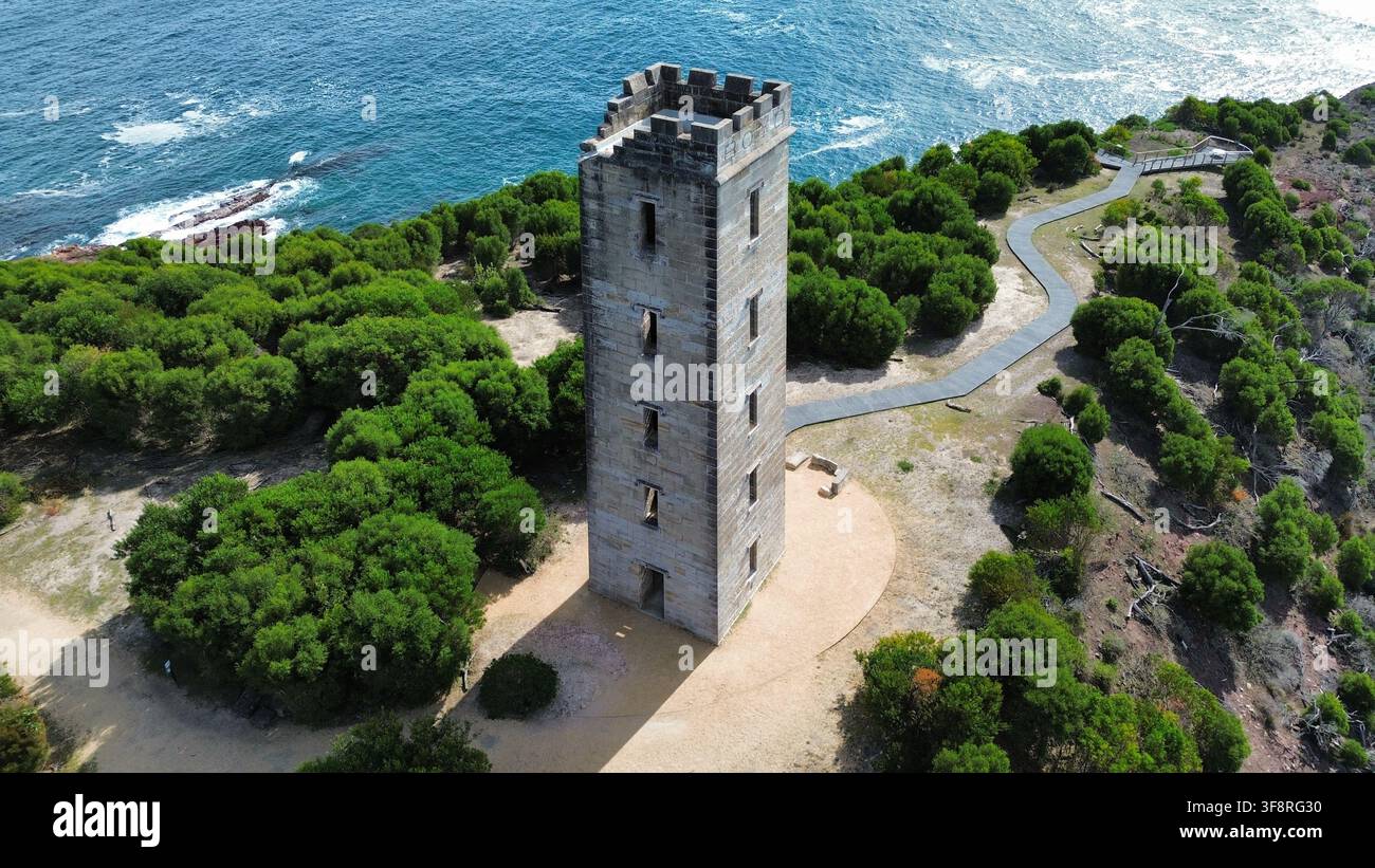 Küsten-Stein-Wachturm über schroffen Ozeanklippen Stockfoto