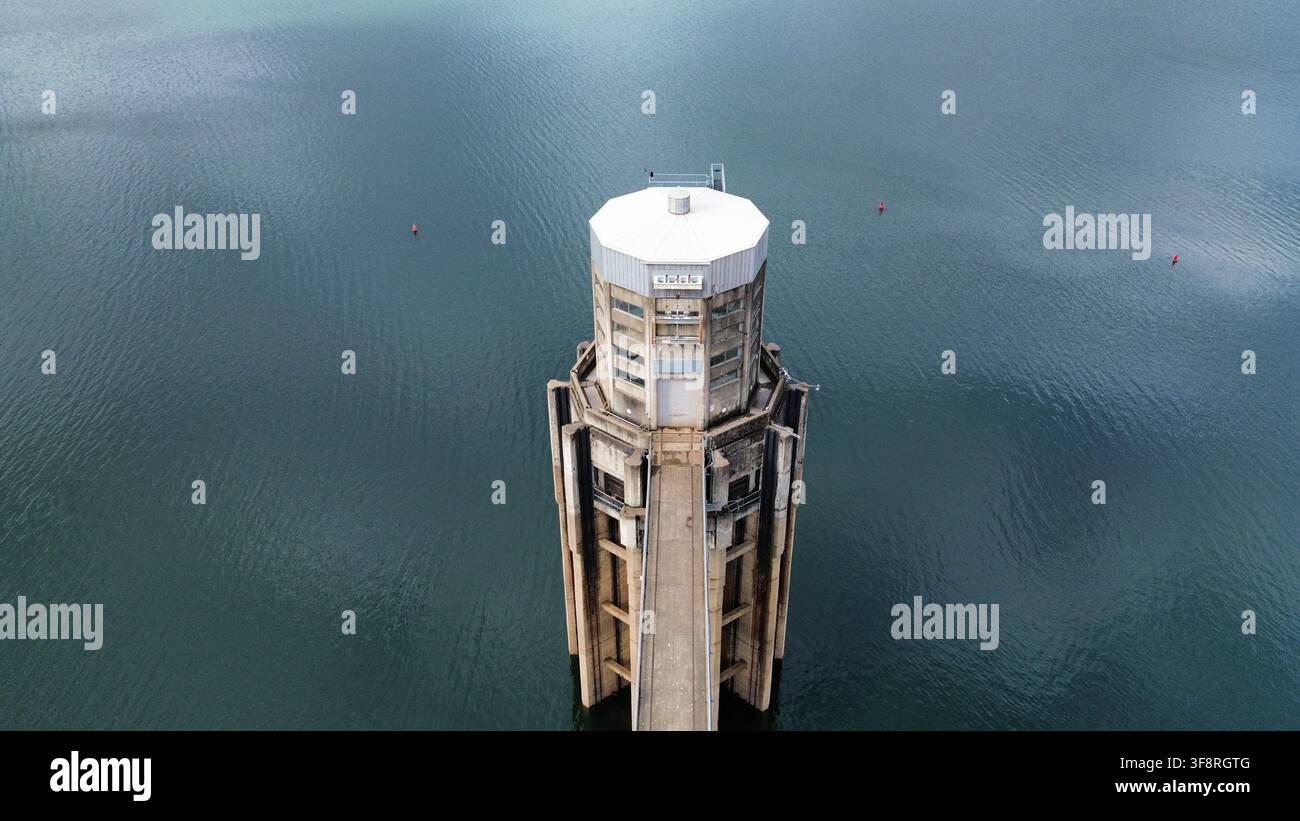 Wasserentnahmeturmstruktur, die das städtische Reservoir versorgt Stockfoto