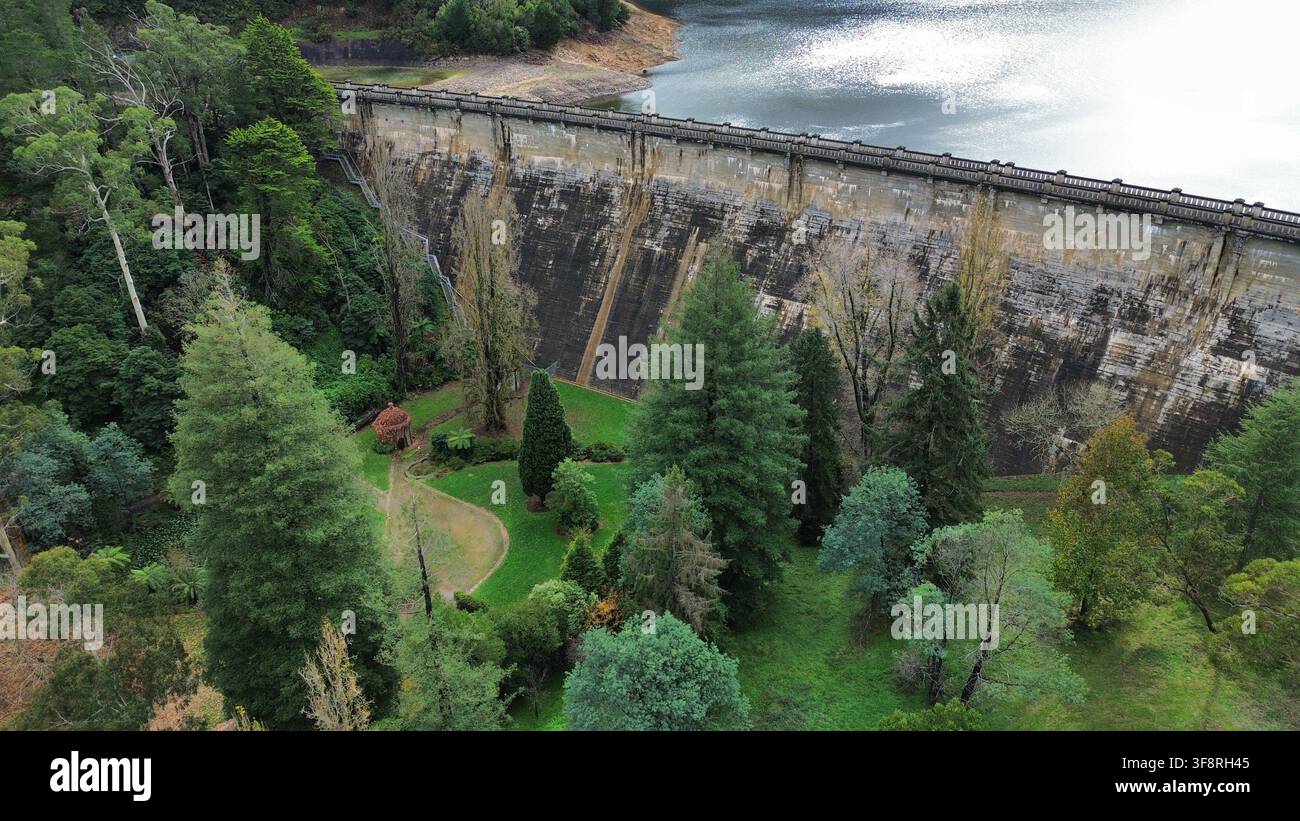 Maroondah-Damm-Betonwand, die Reservoirwasser hält Stockfoto