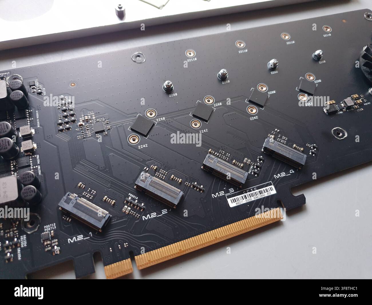 Eine schwarze M2 NVMe SSD-Erweiterungskarte liegt auf einer weißen Oberfläche Stockfoto