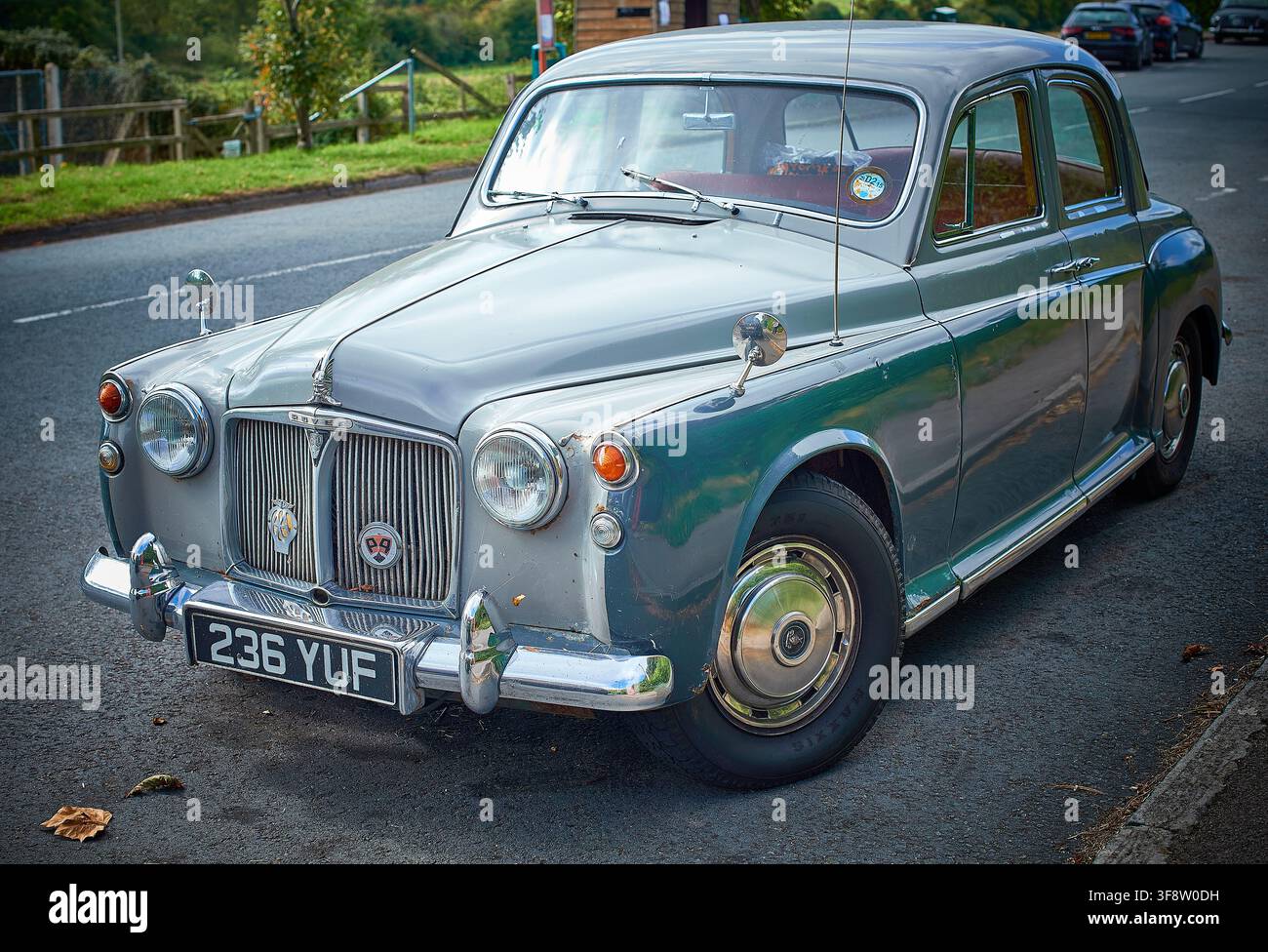 Klassischer grauer Rover P4 Limousine der 1960er Jahre mit Chromgrill, Viking-Kapuzenmascotte und AA-Emblem, geparkt am Straßenrand in Dorset, England, UK. Stockfoto