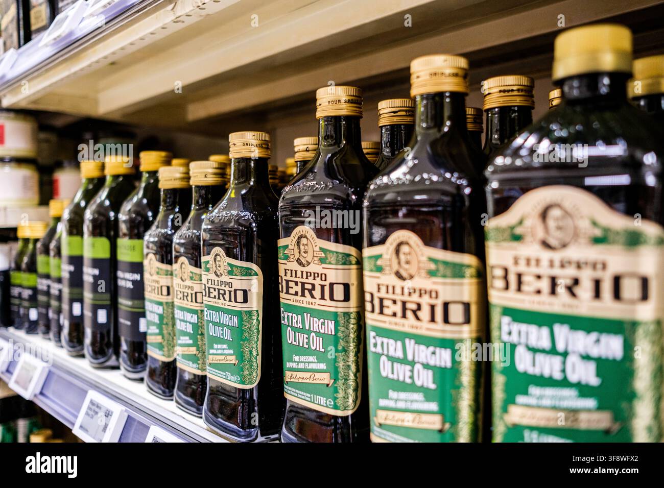 London UK, 13. August 2026, Nahaufnahme von Flaschen mit Filippo Berio natives Olivenöl, die in einem Waitrose-Supermarkt ausgestellt sind Stockfoto