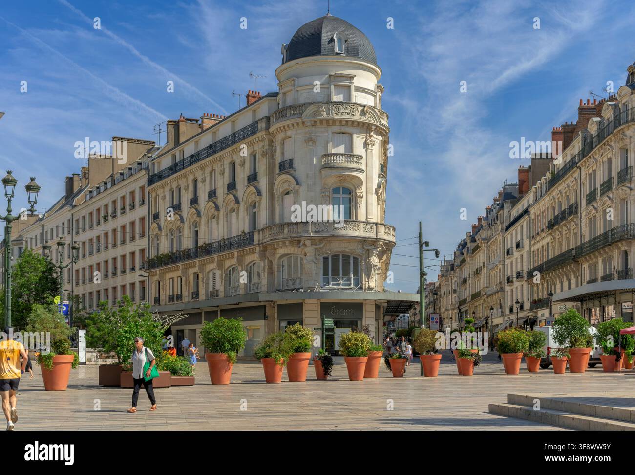 Die Rue de la République in Orléans, Frankreich, zeigt grandiose Architektur der Belle Époque, belebte Plätze, Cafés, Fußgänger und das alltägliche Stadtleben. Stockfoto