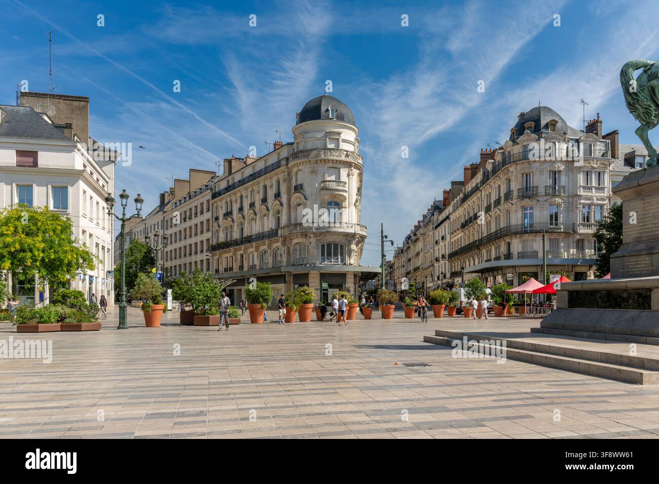 Die Rue de la République in Orléans, Frankreich, zeigt grandiose Architektur der Belle Époque, belebte Plätze, Cafés, Fußgänger und das alltägliche Stadtleben. Stockfoto