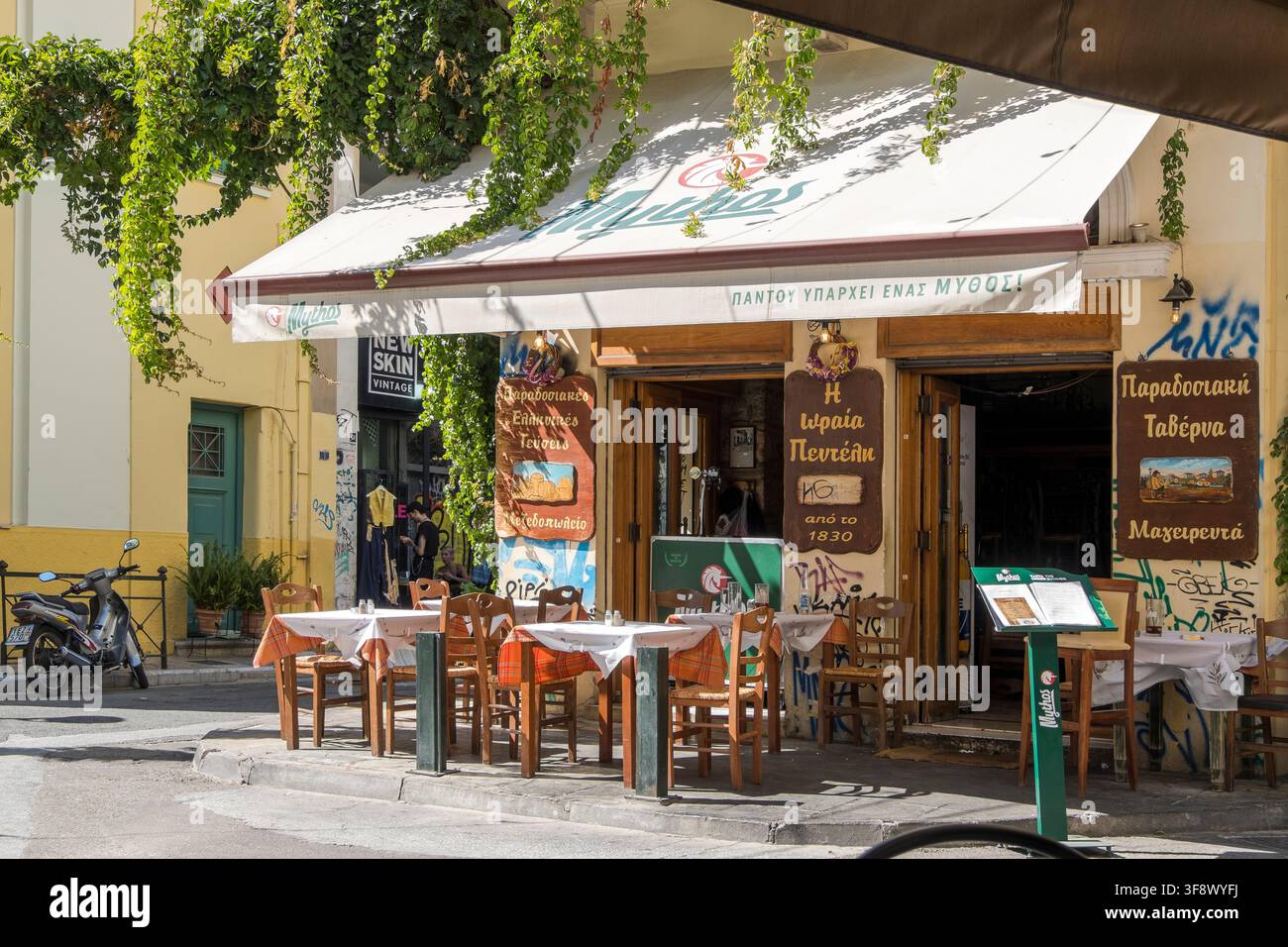 Traditionelle griechische Taverne im Viertel Psiri von Athen Stockfoto