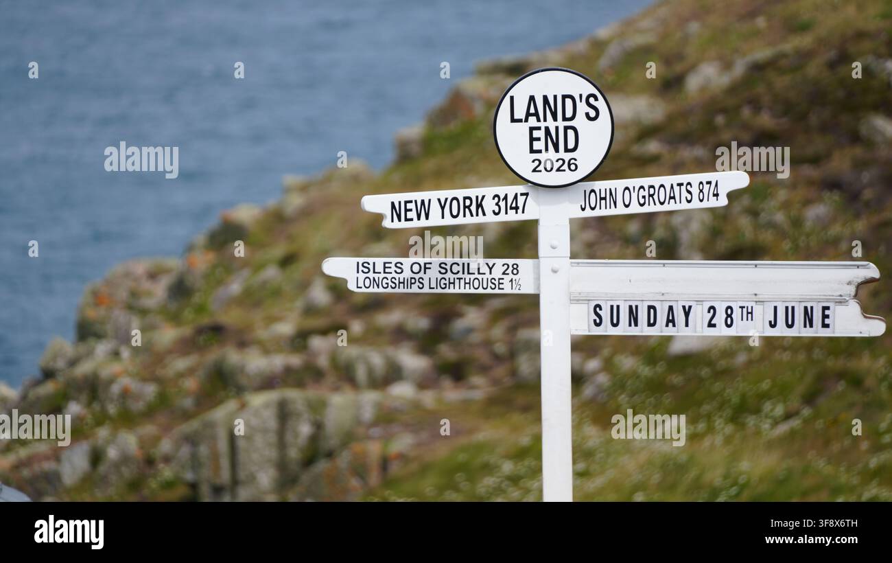Nahaufnahme des ikonischen Land's End-Schildes mit Hinweisen und Entfernungen nach New York und John O'Groats, Cornwall, England, UK, Juli 2026. Stockfoto