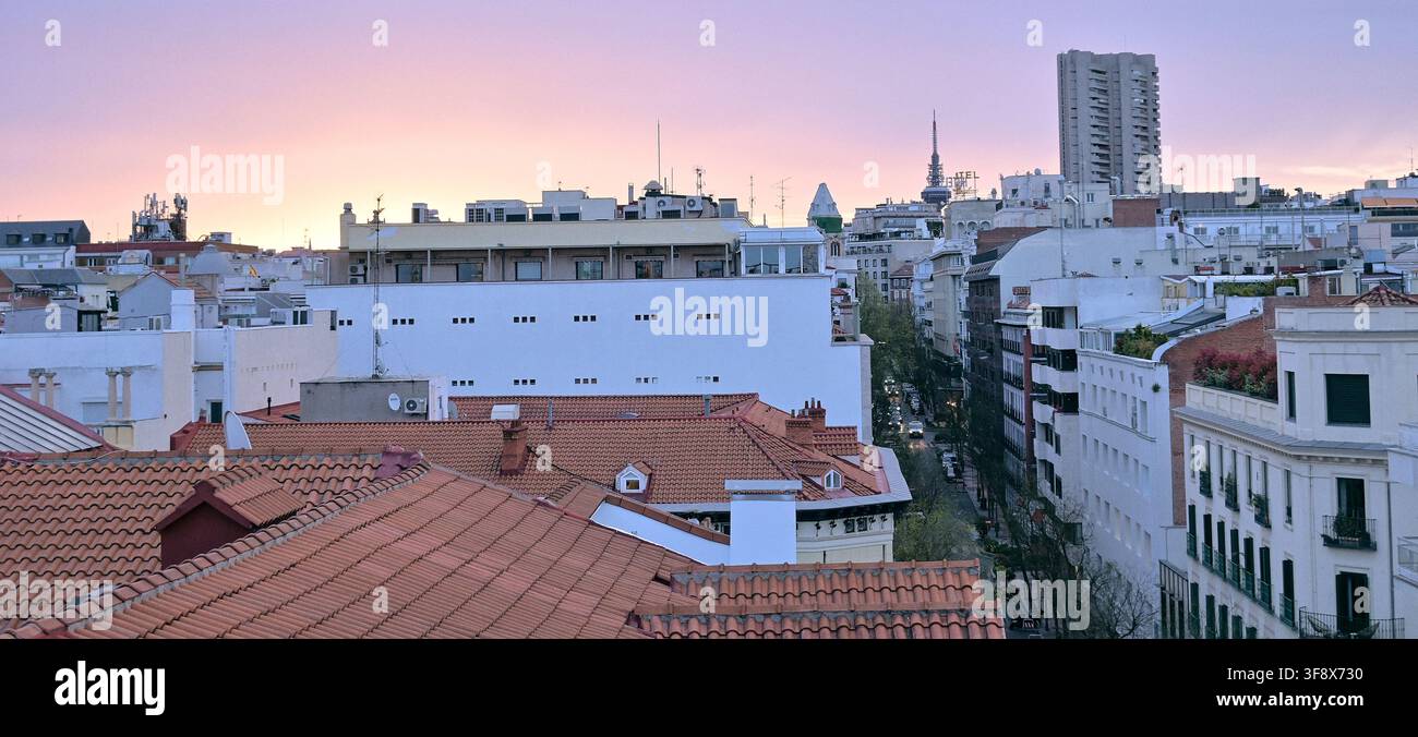 Sonnenaufgang in Madrid vom Dach aus, mit Torrespaña (Piruli) im Hintergrund, Spanien Stockfoto