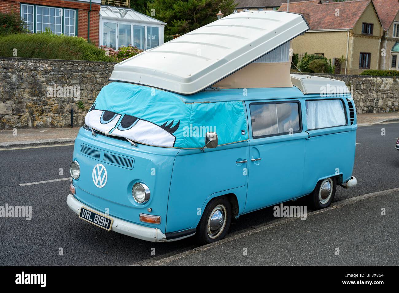 Volkswagen Typ 2 Bay Window Vintage-Camper mit humorvollen Augen auf der Windschutzscheibe. Stockfoto