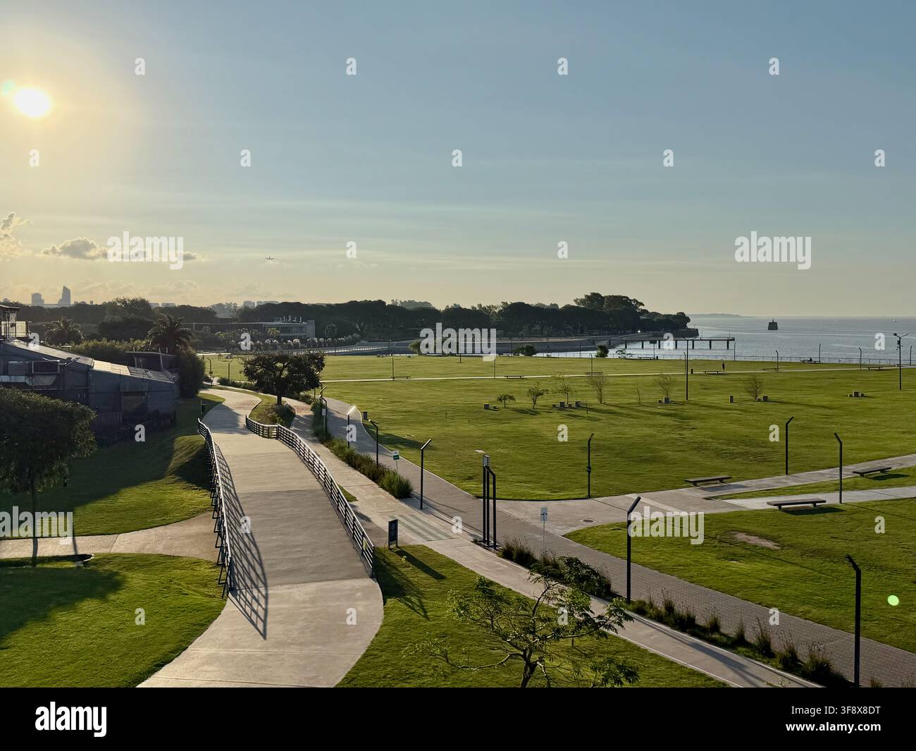 Moderner Park in Colegiales, Argentinien, bei Sonnenuntergang mit klarem Himmel. Stockfoto